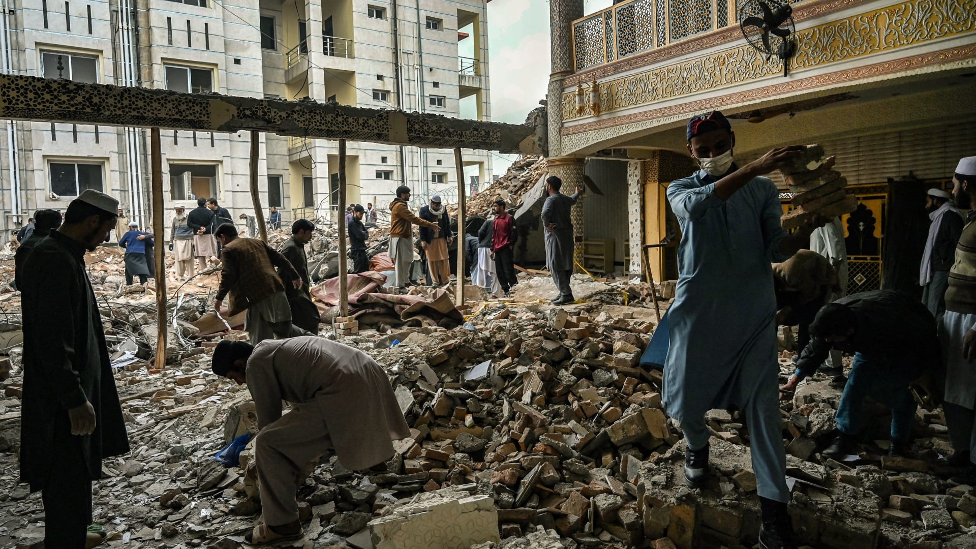شاهد.. ارتفاع عدد القتلى في تفجير مسجد مدينة بيشاور في باكستان