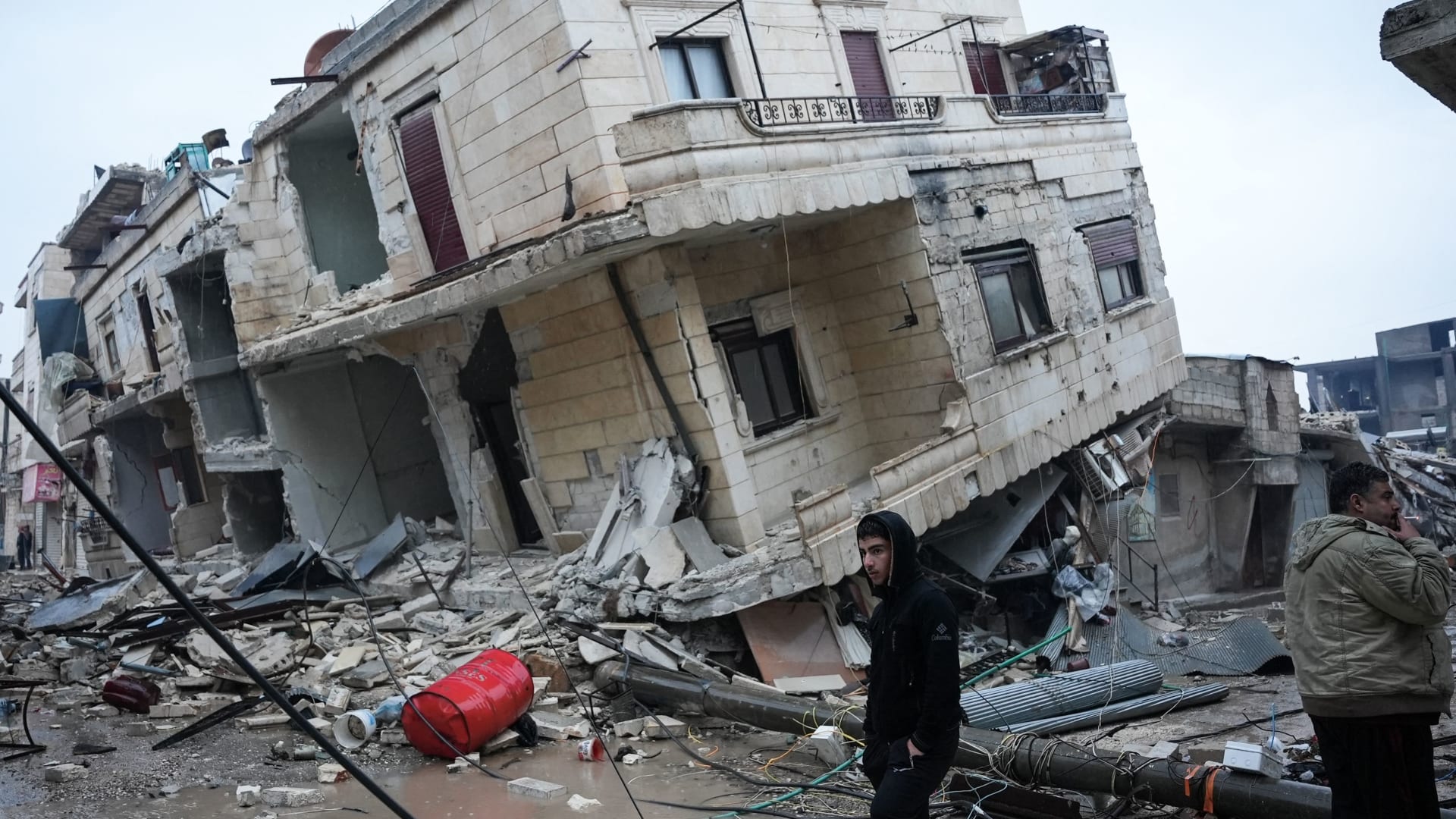 شاهد.. عمليات انتشال متضررين من تحت الأنقاض بتركيا بعد الزلزال المدمر