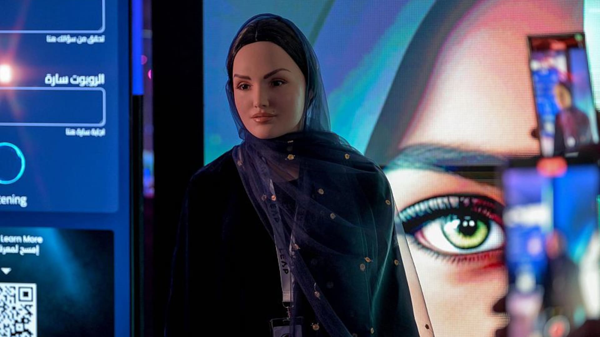 بـ"حجاب" ولهجة سعودية.. الروبوت "سارة" ترحب بزوار مؤتمر "ليب 2023" بالرياض