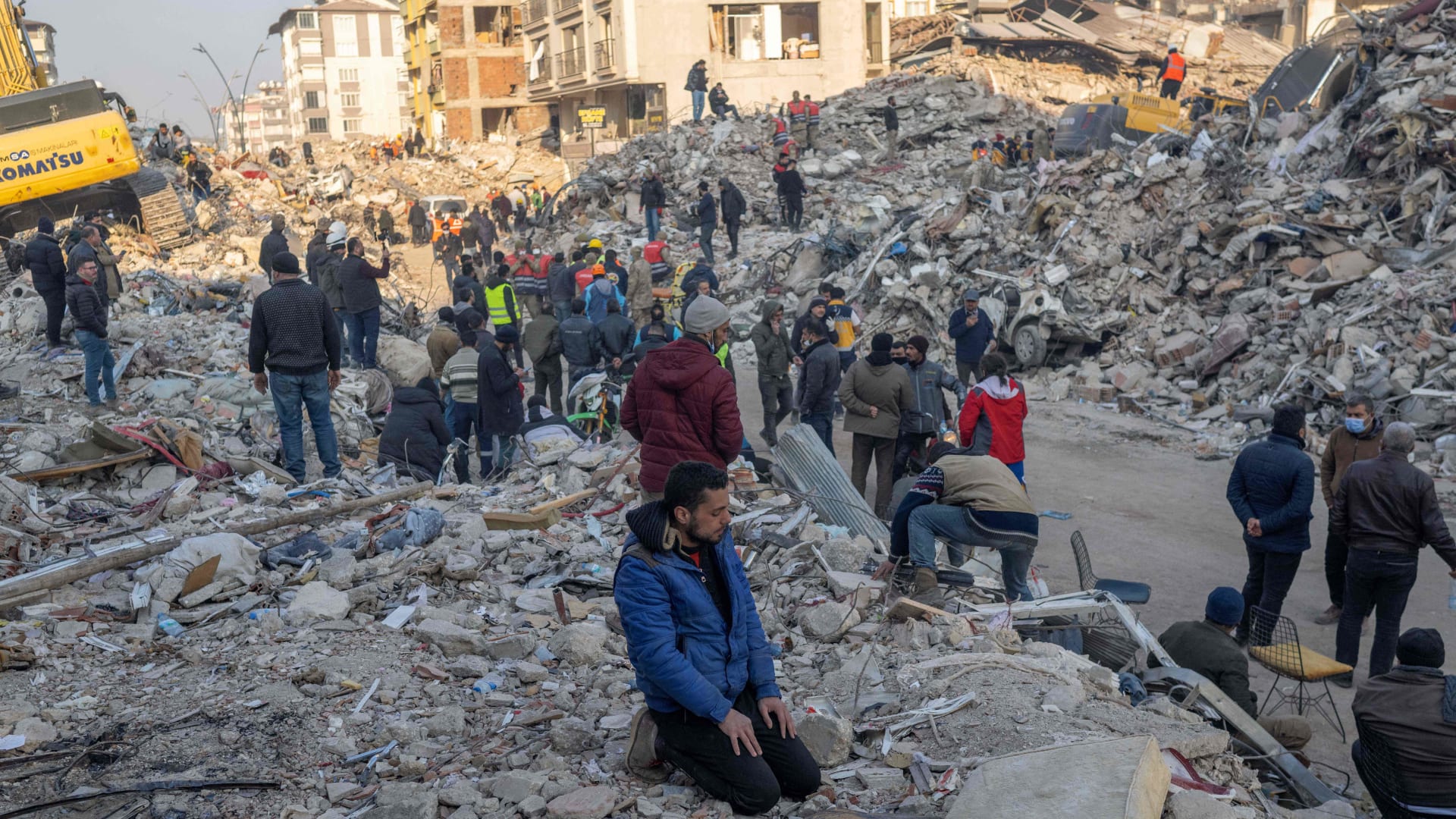 يحفرون بين الأنقاض بأيديهم العارية.. كاميرا CNN ترصد معاناة السوريين في إدلب بعد الزلزال