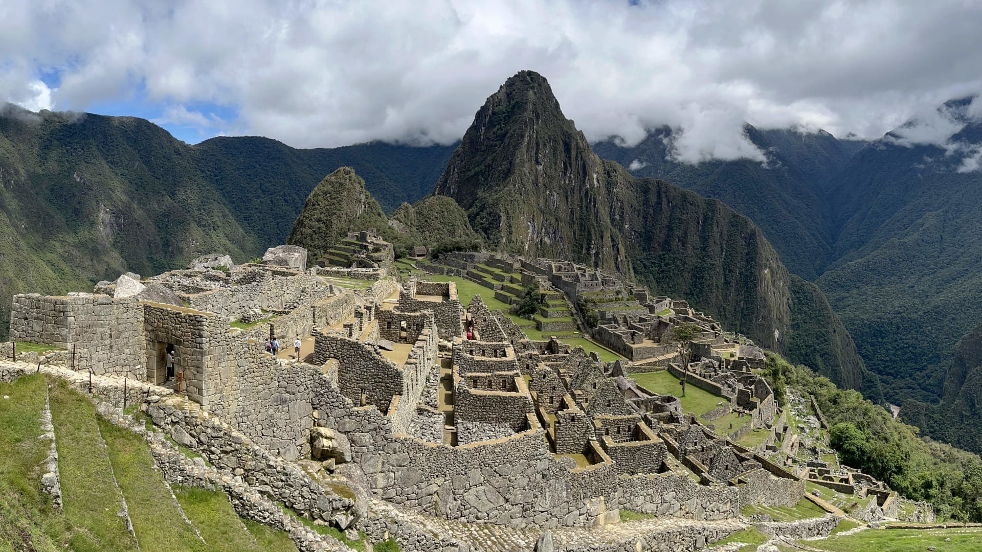 ماتشو بيتشو.."القلعة الضائعة" تفتح أبوابها للسياح مجددا بعد أزمة بيرو