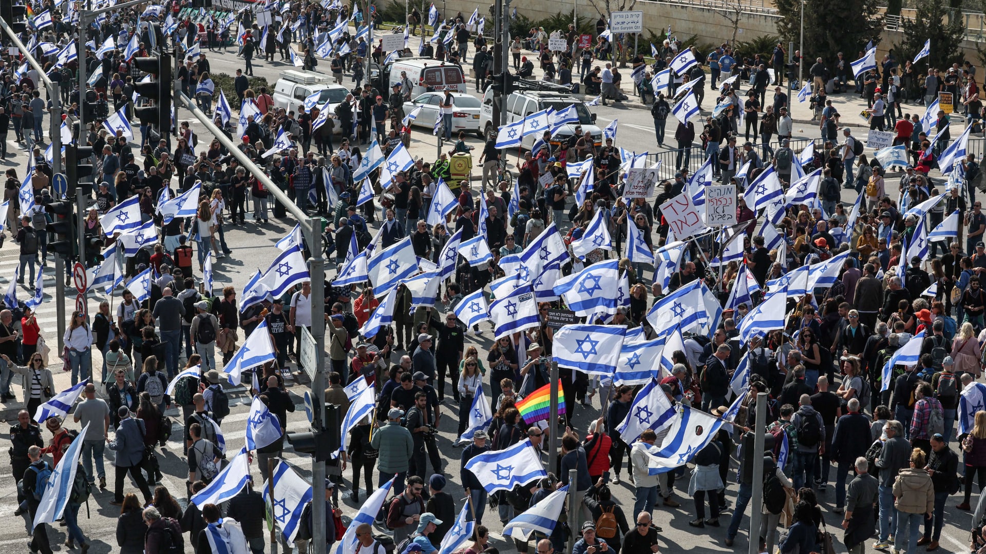 حشود ضخمة وسط تل ابيب.. شاهد أكثر من 100 ألف متظاهر ضد حكومة نتنياهو