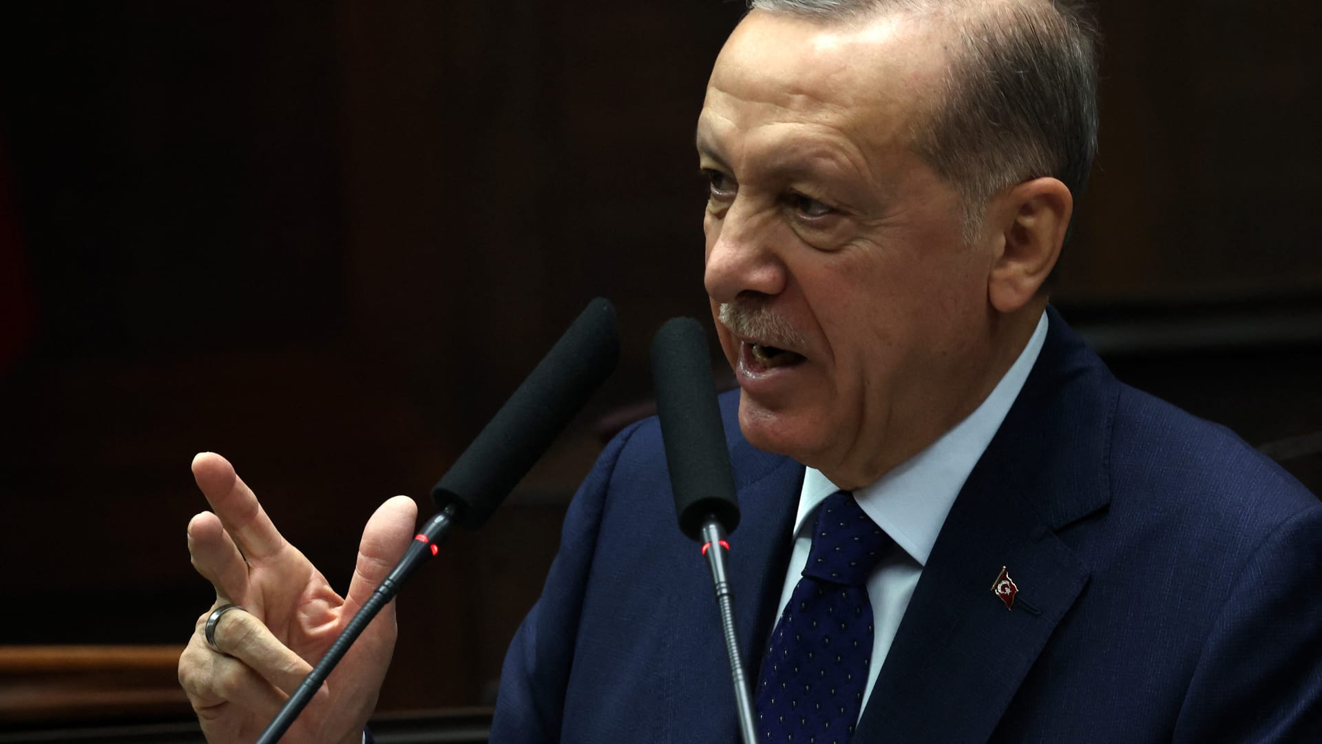 الغضب يتصاعد في تركيا من الحكومة إثر الزلزال.. وأردوغان يعترف بـ"تقصير"