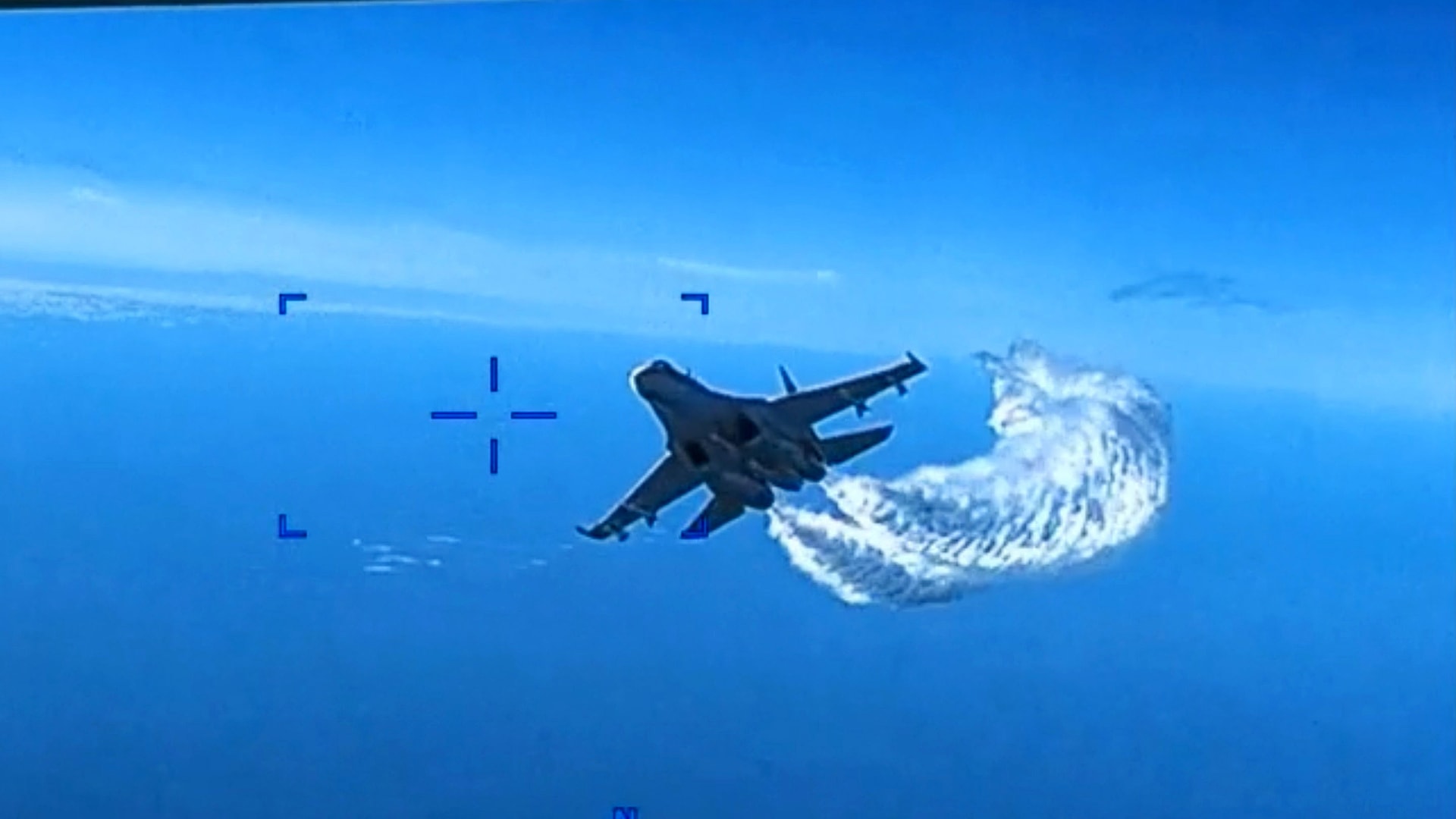 شاهد لحظة إلقاء مقاتلة روسية الوقود على "درون" أمريكية قبل سقوطها في البحر الأسود