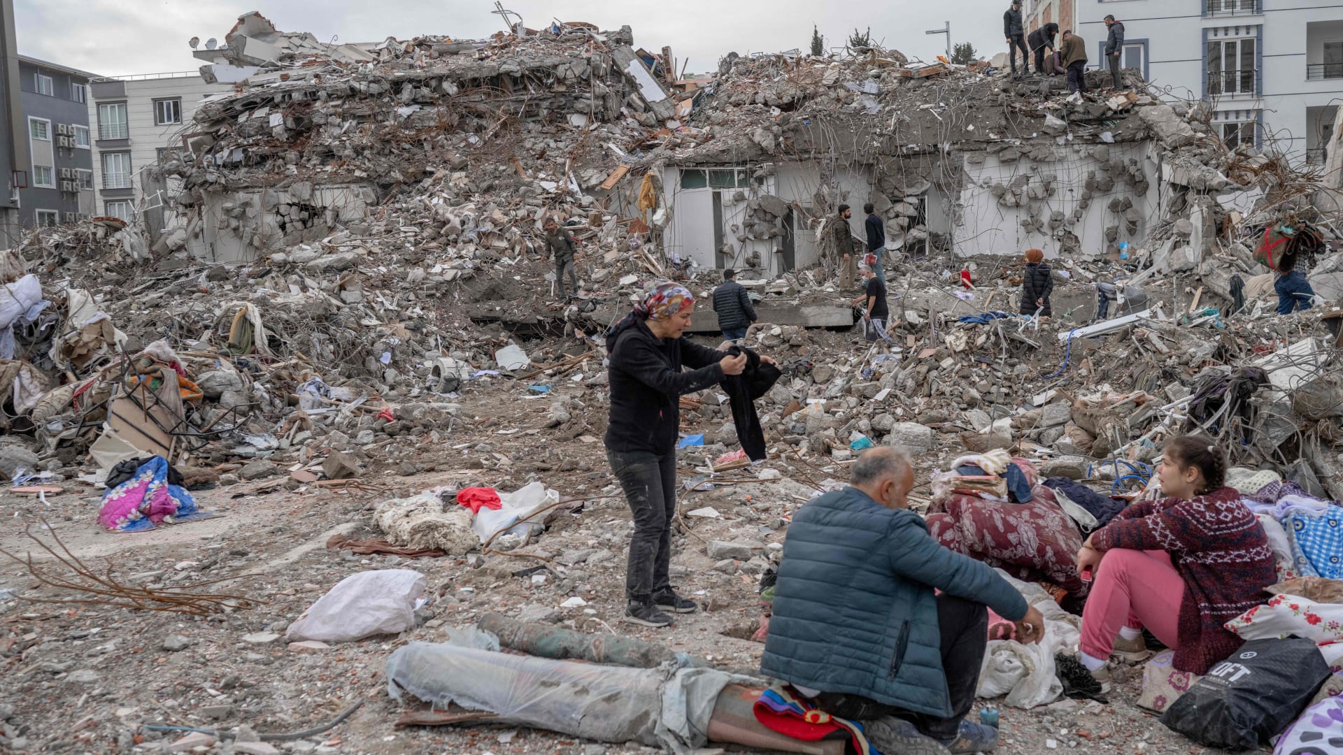 بعضهم ينام في الشارع.. مراسلة CNN تزور مخيمًا للمتضررين من الزلزال في تركيا