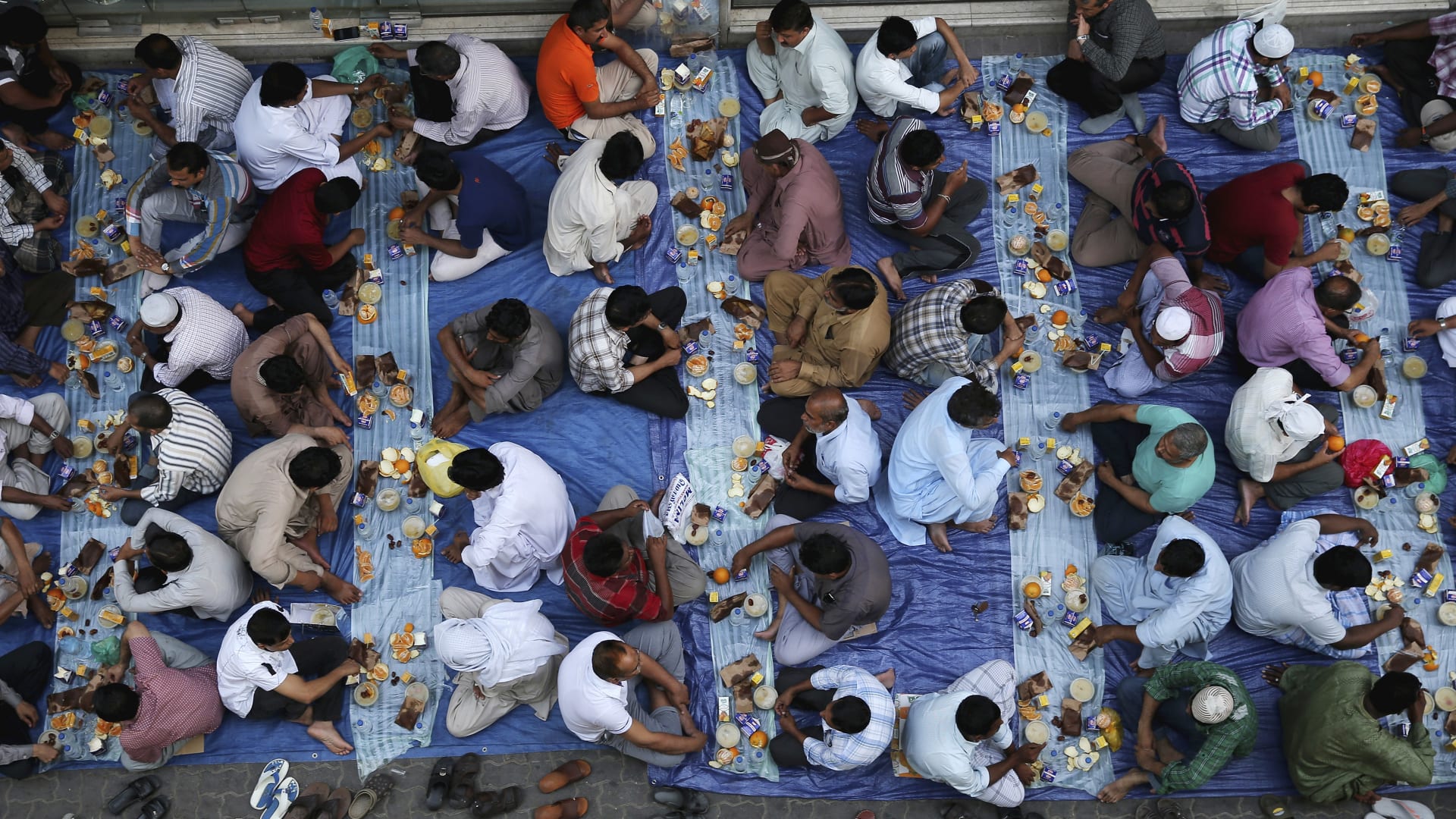 إليك 9 أطعمة غنية بالمياه تُخفّف من شعورك بالعطش في رمضان