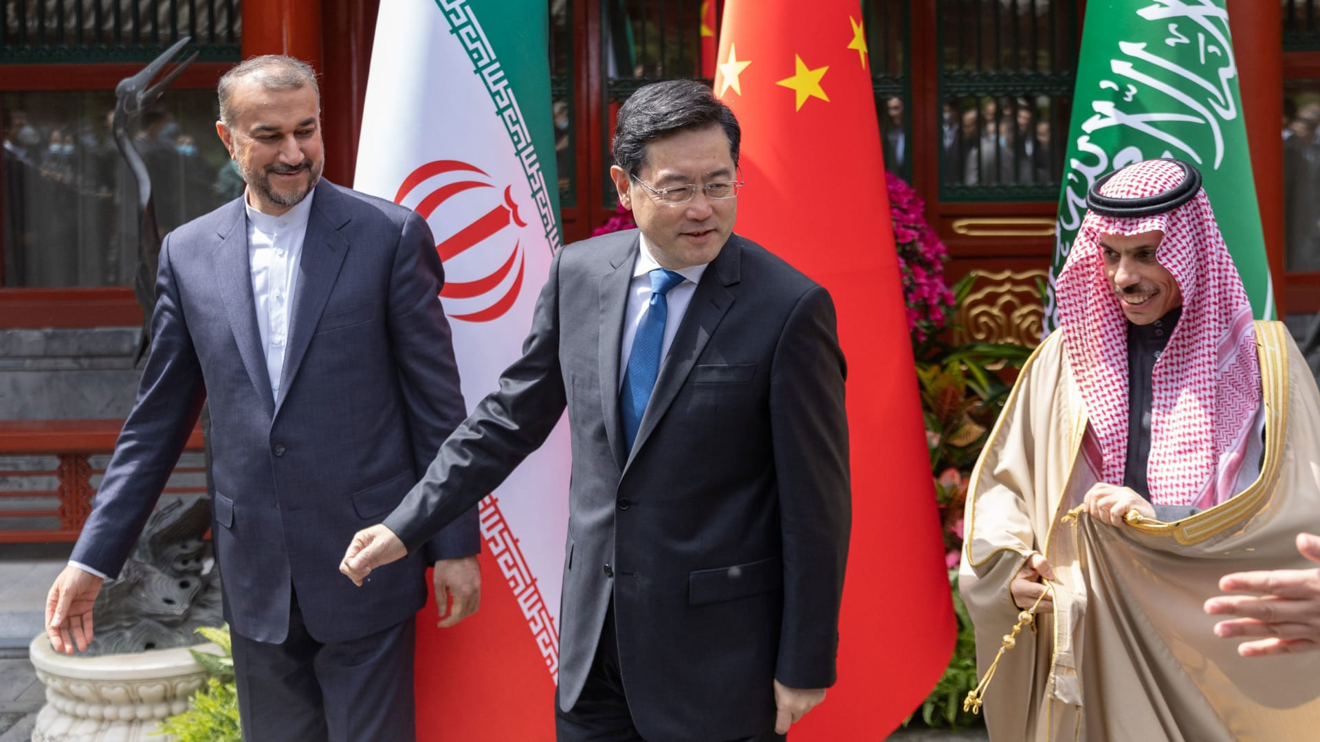 لأول مرة منذ 7 سنوات.. لحظة المصافحة بين وزيري خارجية السعودية وإيران في بكين