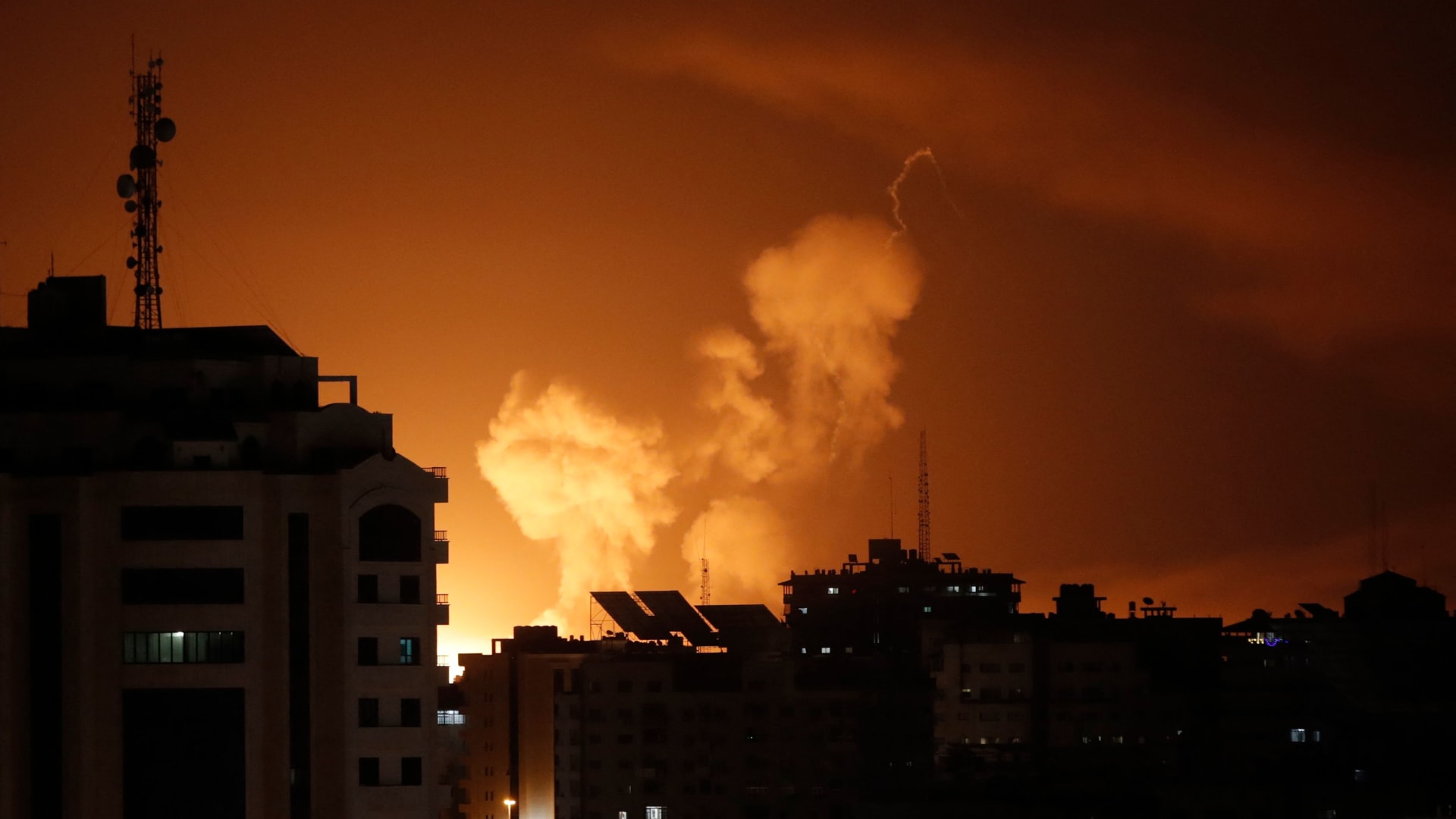 طائرات تقصف أهدافًا في غزة بينها موقع تصنيع أسلحة.. وحماس تدين الضربات الإسرائيلية