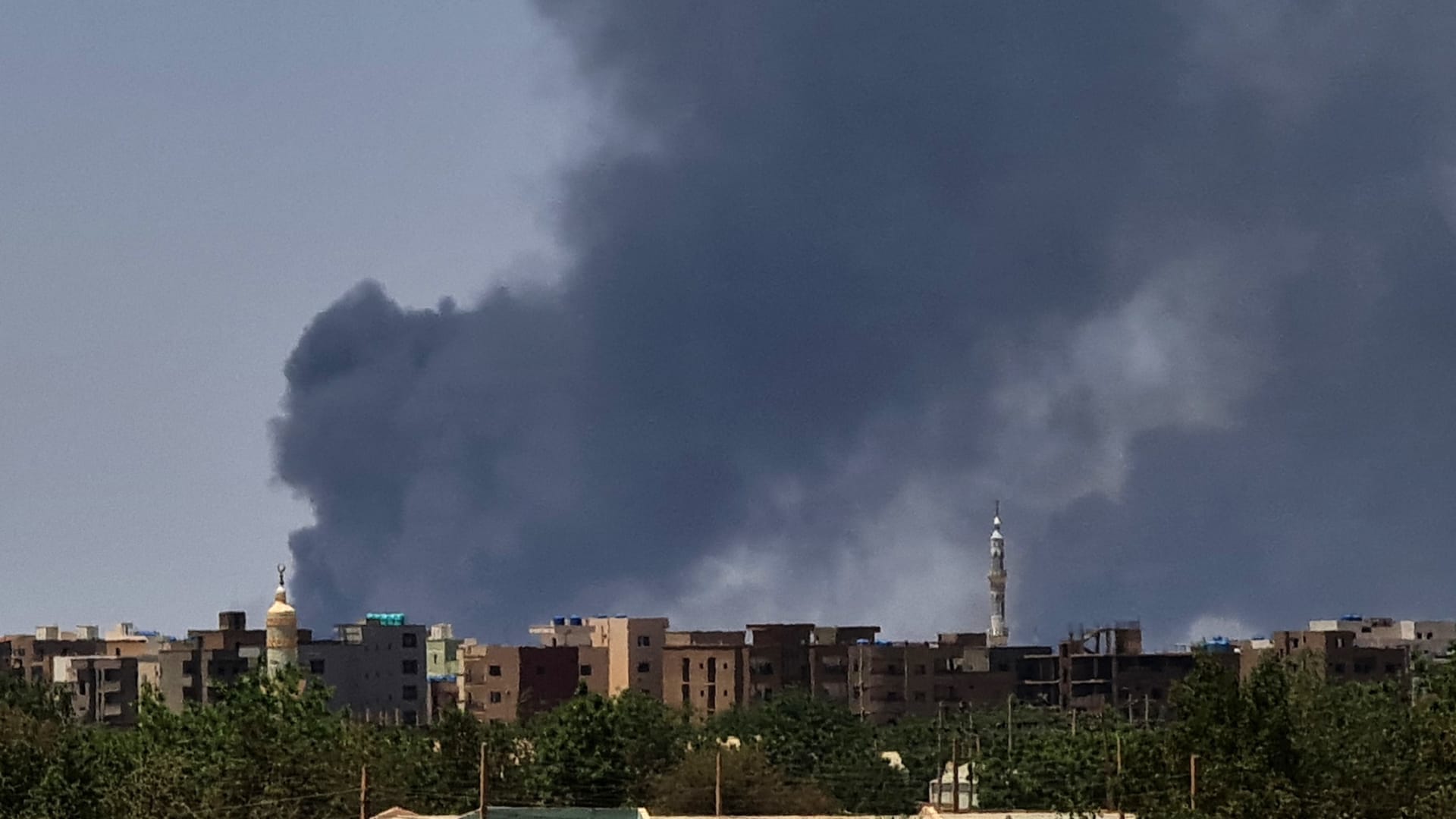 تصاعد سحب الدخان شمال الخرطوم وسط استمرار الاشتباكات رغم الهدنة