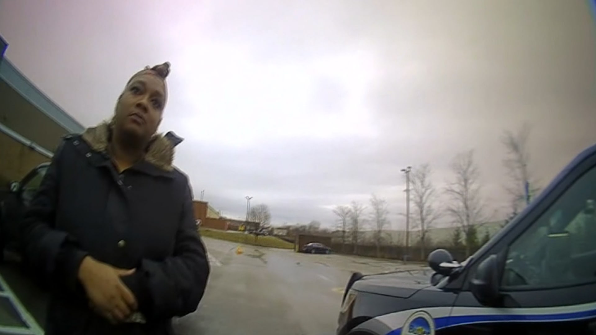 لكمها على وجهها.. شاهد ما فعله شرطي عندما حاول اعتقال امرأة بسبب شطيرة ماكدونالدز