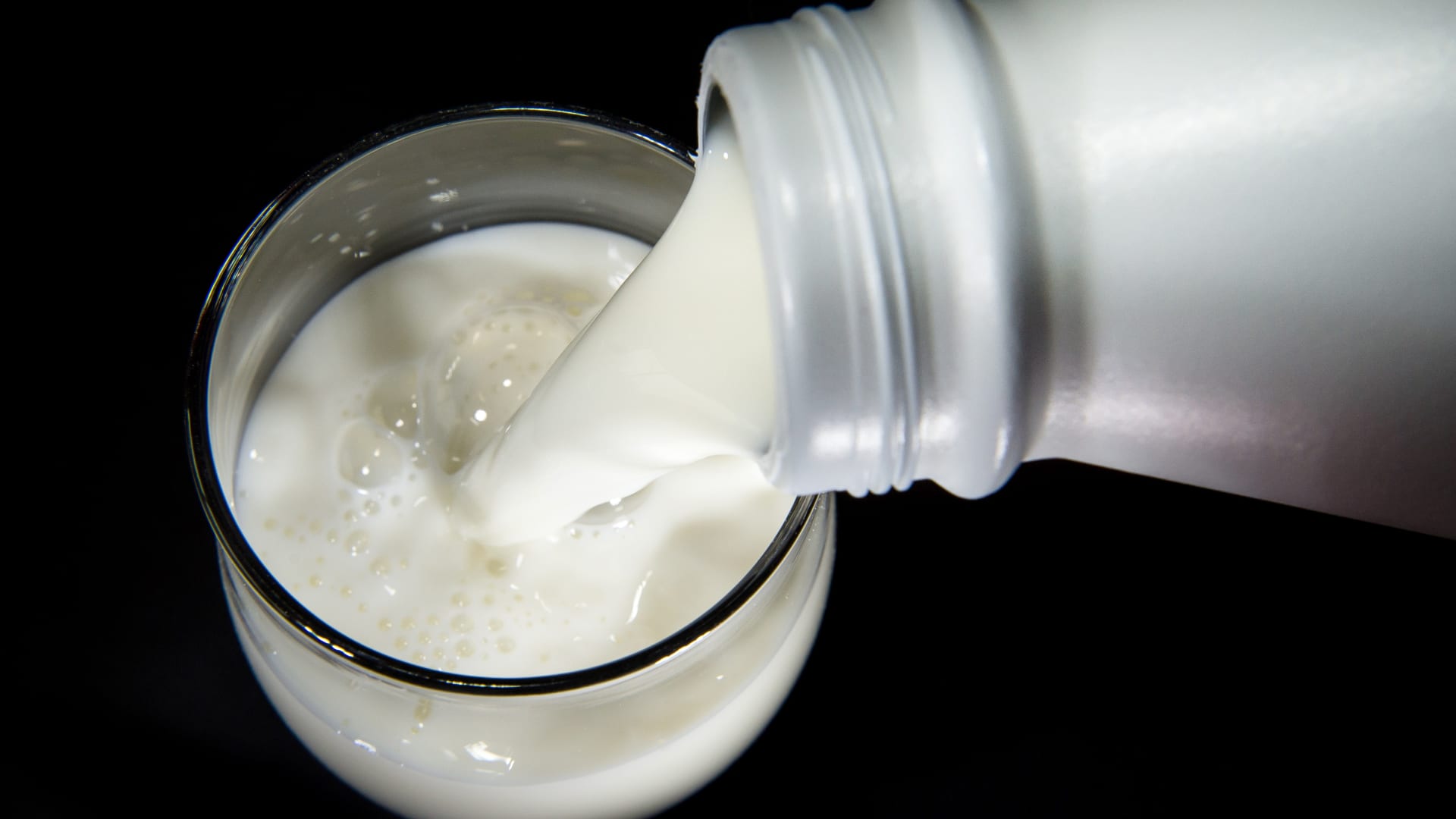 إذا لم تجد تركيبة الحليب الصناعي لطفلك.. كيف تتصرف؟