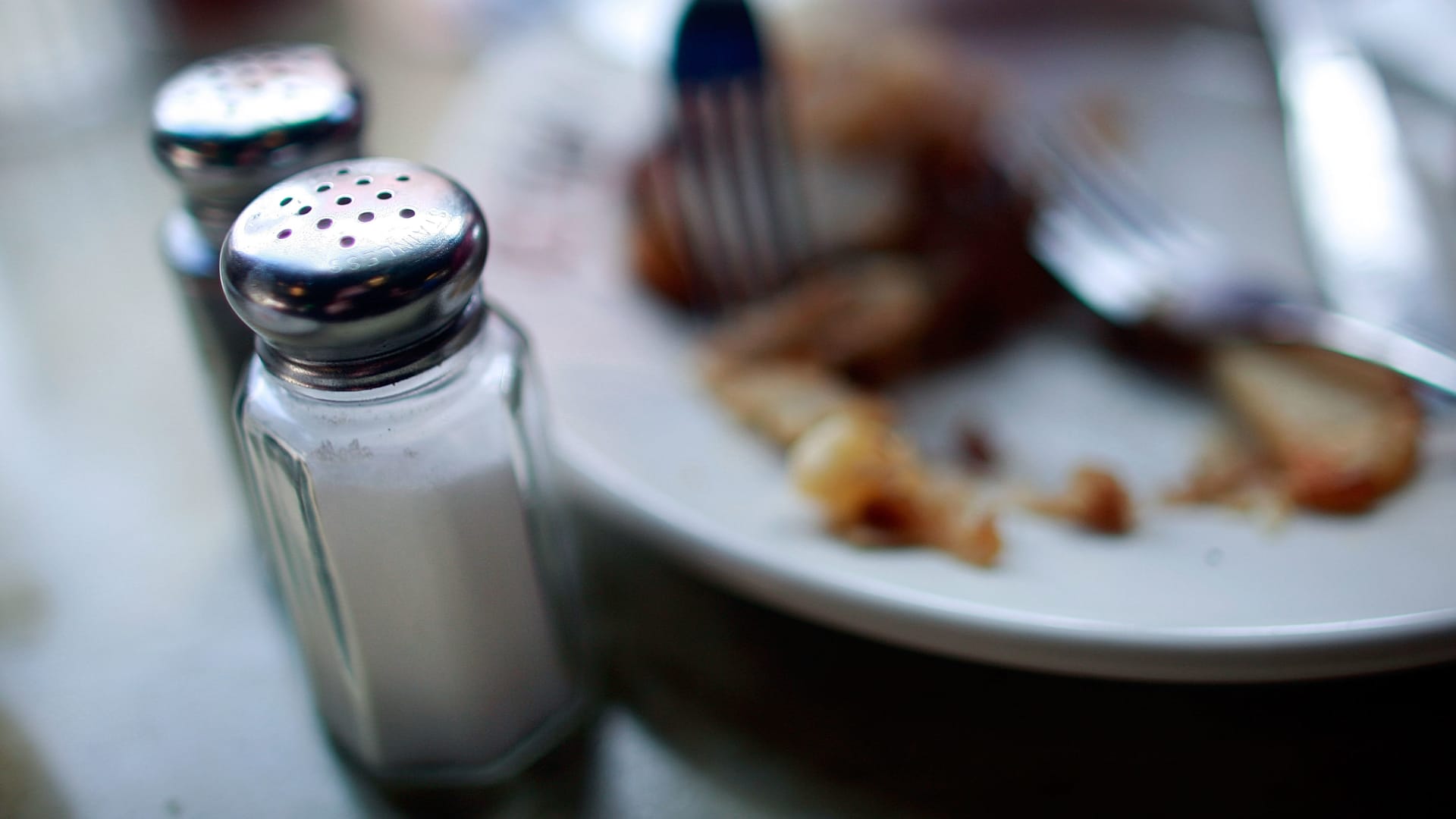 هل تحب اضافة الملح الى طعامك؟ قد تزيد هذه العادة من خطر إصابتك بقصور القلب