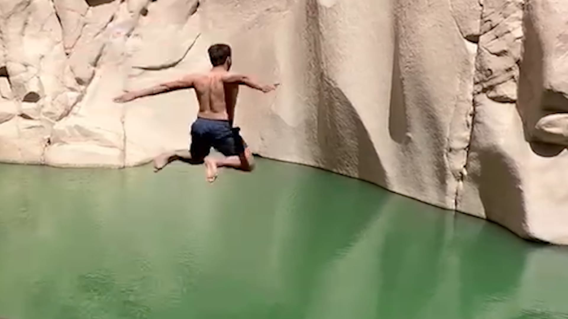 مخفية بين أحضان الجبال..هل تجرؤ على القفز بهذه البحيرة الطبيعية بمصر؟