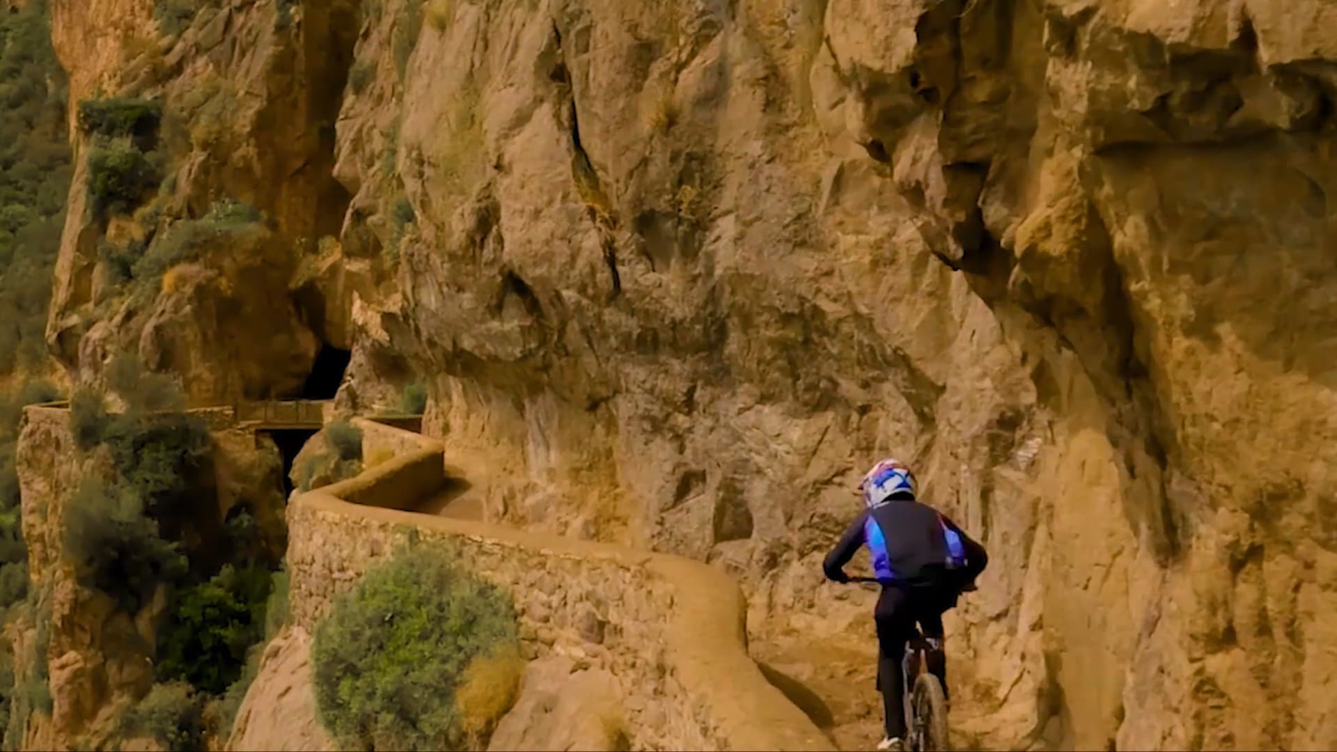 فيديو يحبس الأنفاس..مغامر ينطلق بدراجة عبر مسار جبلي ضيق في الجزائر