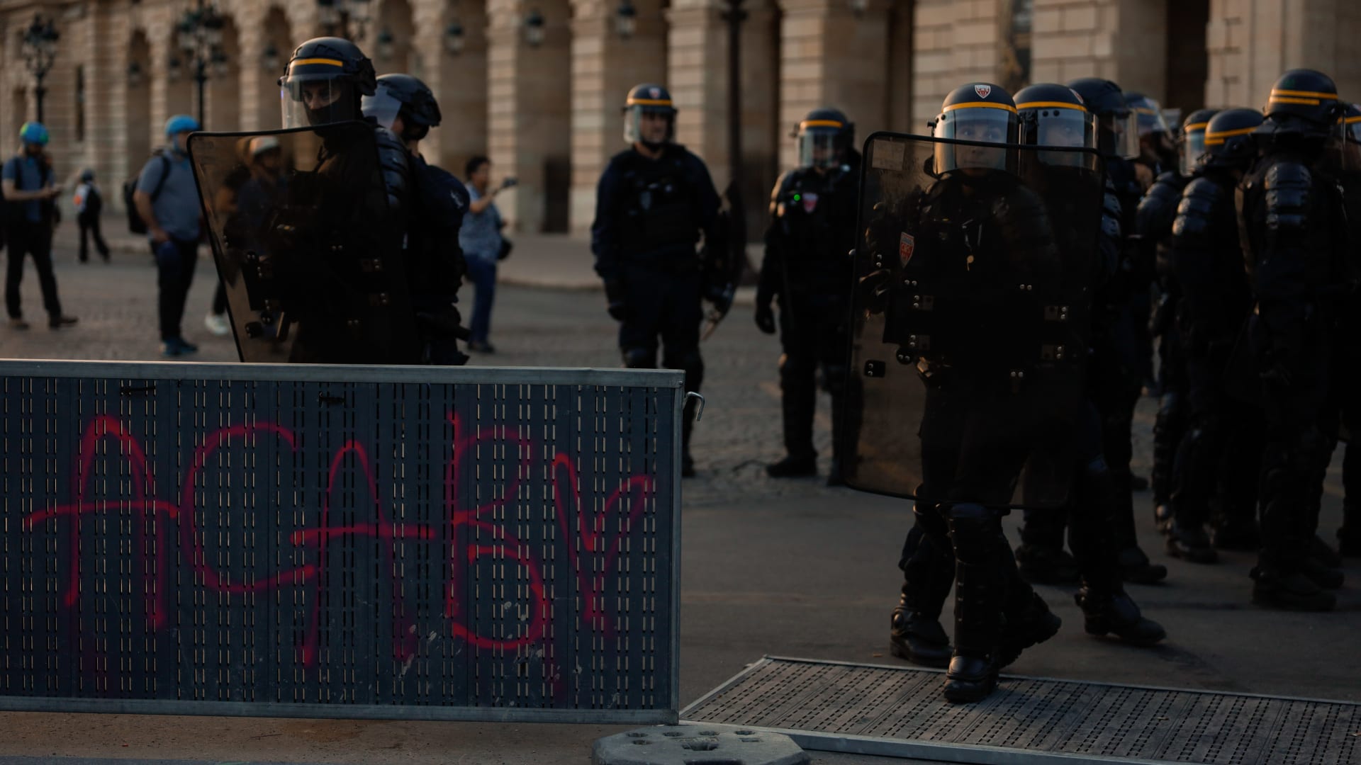 فوضى وعنف.. شاهد استمرار المواجهات بين قوات الأمن والمحتجين في فرنسا
