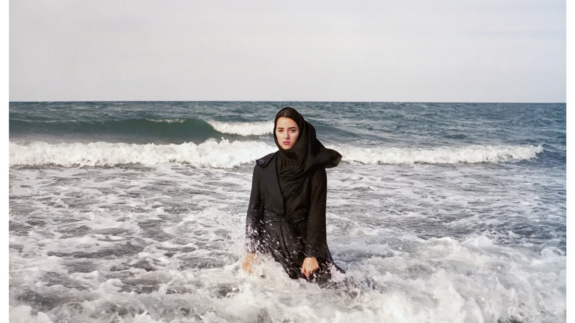 بفستان على شكل مشنقة.. شاهد كيف لفتت عارضة إيرانية الانتباه إلى علميات الإعدام في بلادها