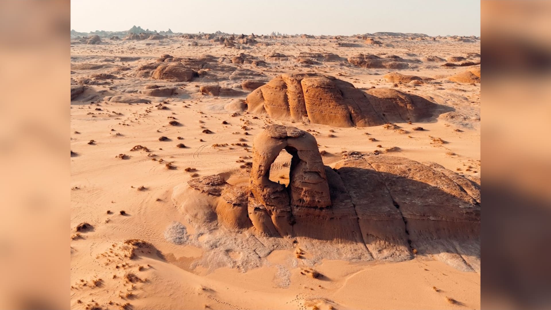 "صخرة المرأب".. فنلندية تعثر على صخرة غريبة الشكل وسط صحراء السعودية