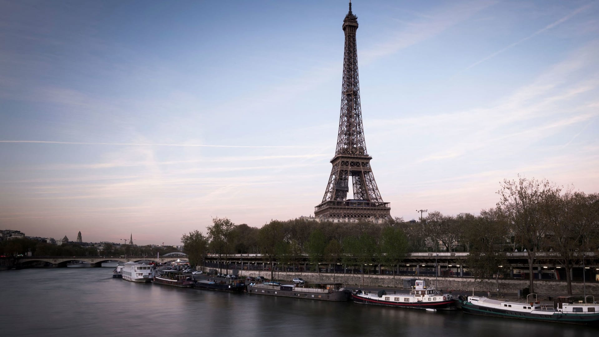 السياحة في باريس بذروة الاحتجاجات.. كيف سيتأثر موسم الصيف في فرنسا؟