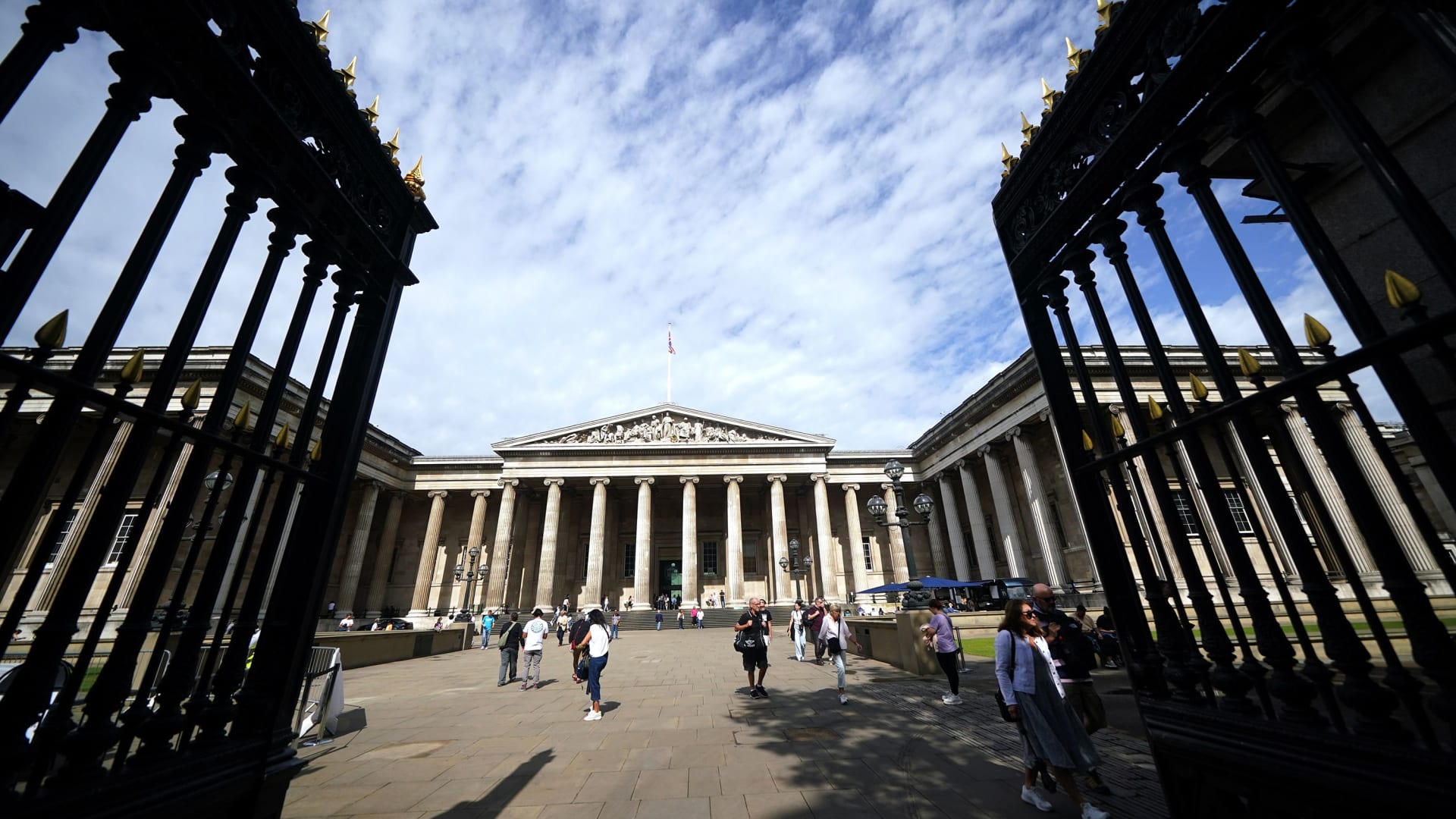 مدير متحف بريطاني يعلن استقالته بعد وقوع سرقات وفقد وتلف آثار فيها
