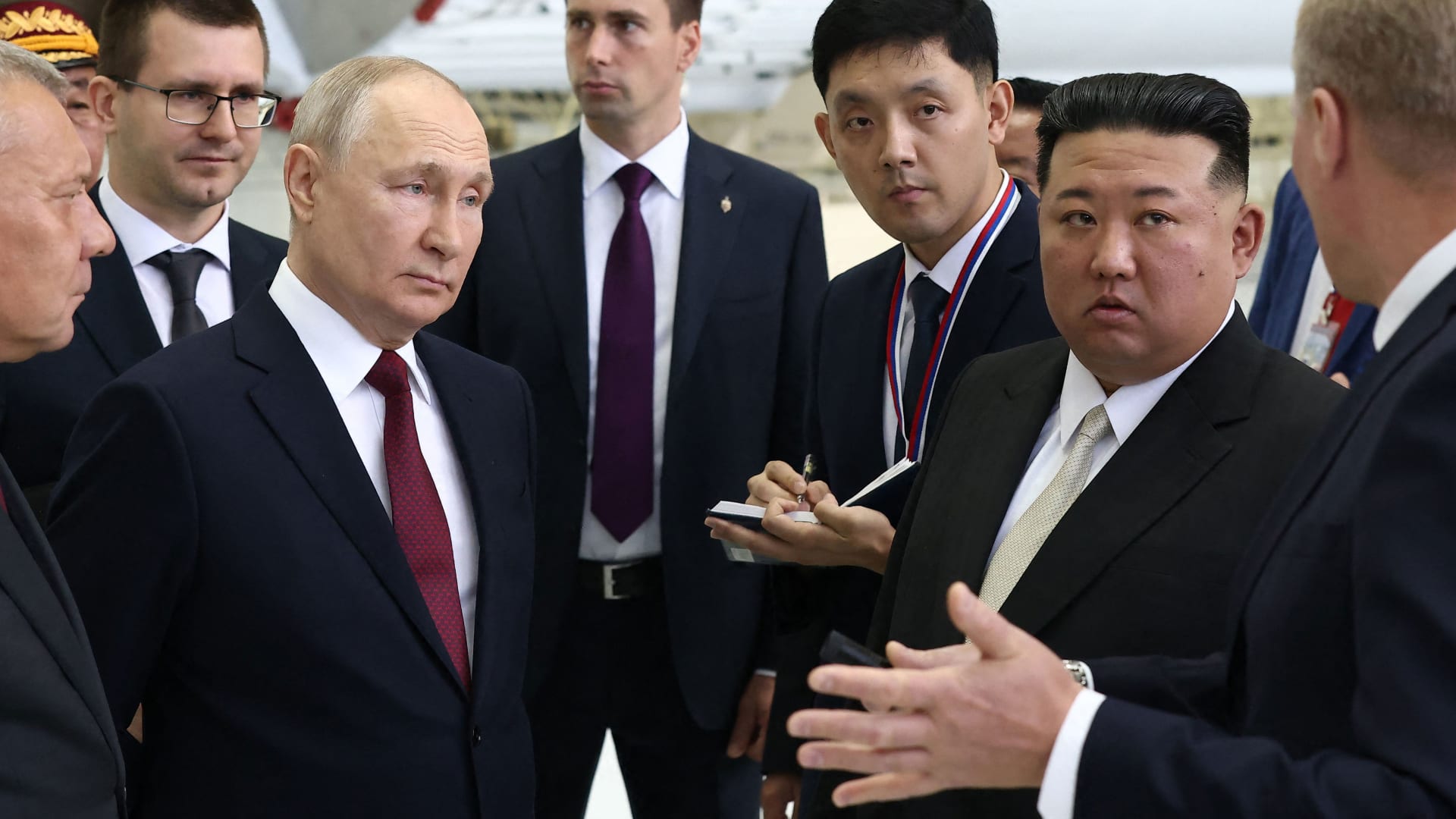 بوتين يستقبل زعيم كوريا الشمالية.. شاهد لحظة مصافحتهما وكيف ظهرت شقيقة كيم أمام الرئيس الروسي