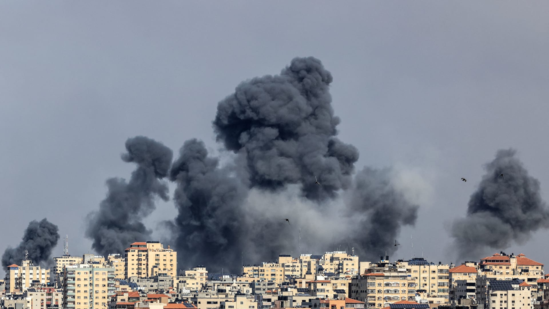 شاهد لحظة إطلاق وابل من الصواريخ من غزة باتجاه إسرائيل