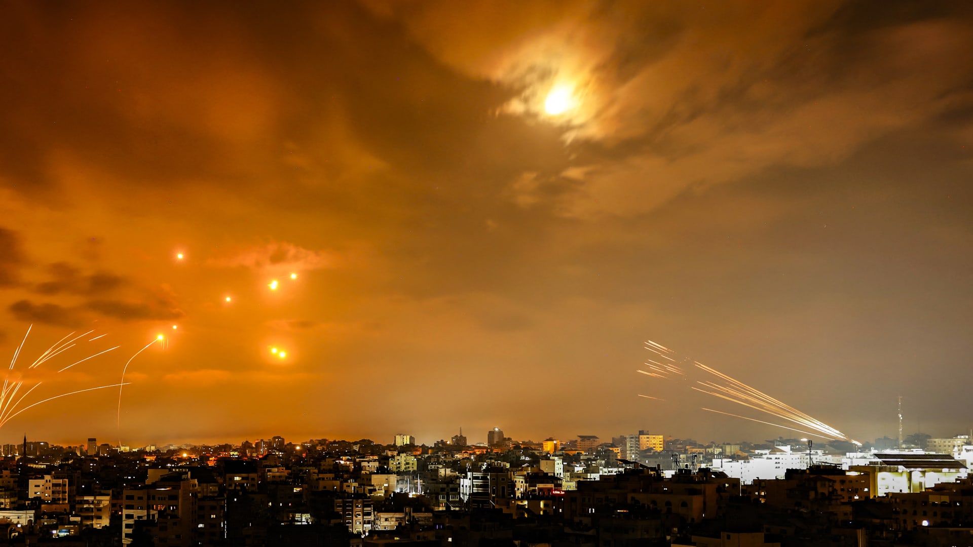 إسرائيل تحشد قواتها بشكل كثيف على حدود غزة.. هل تستعد لتوغل بري؟