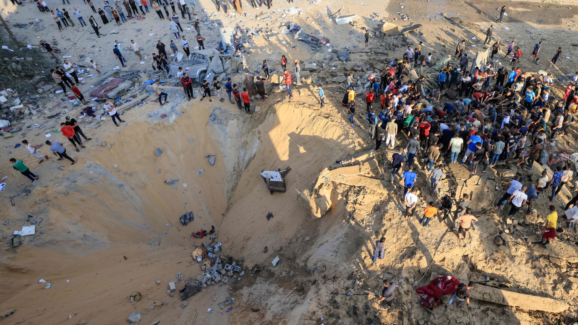لقطات مروعة.. شاهد رد فعل فلسطينيين في غزة بعد غارات إسرائيلية مدمرة