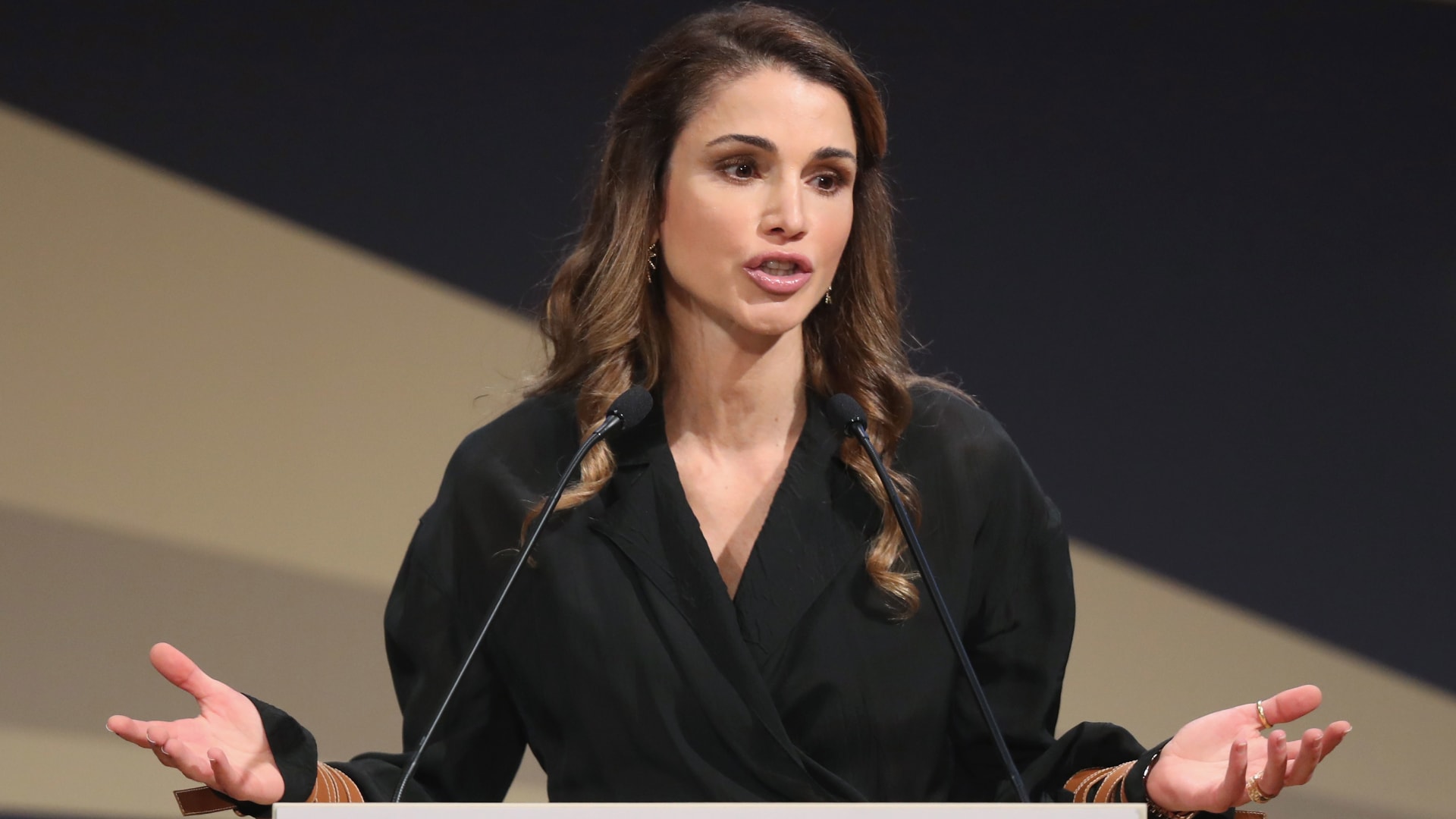 في حوار على CNN.. الملكة رانيا تسأل أمانبور عن قصة "قطع رؤوس الأطفال الإسرائيليين"