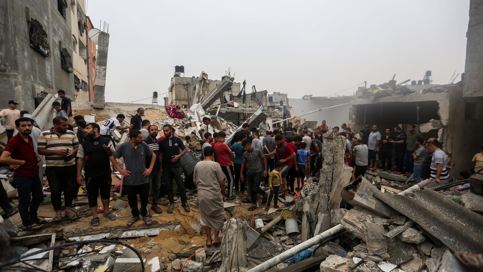 انفجارات هائلة وقتال شديد.. شاهد ما رصده مراسل CNN قرب حدود غزة