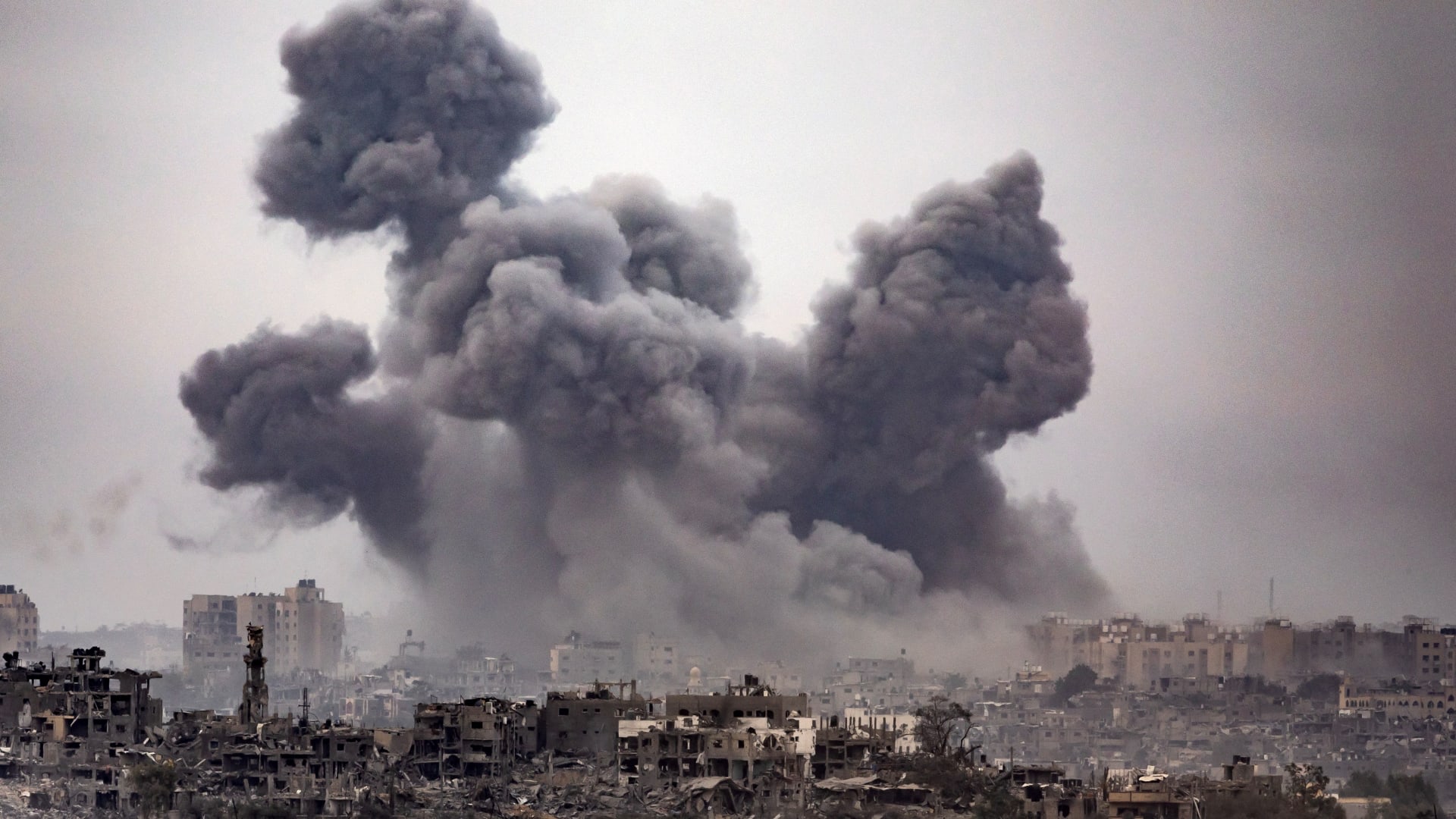 كاميرا CNN ترصد الدمار الواسع الذي خلفته غارات إسرائيلية على غزة