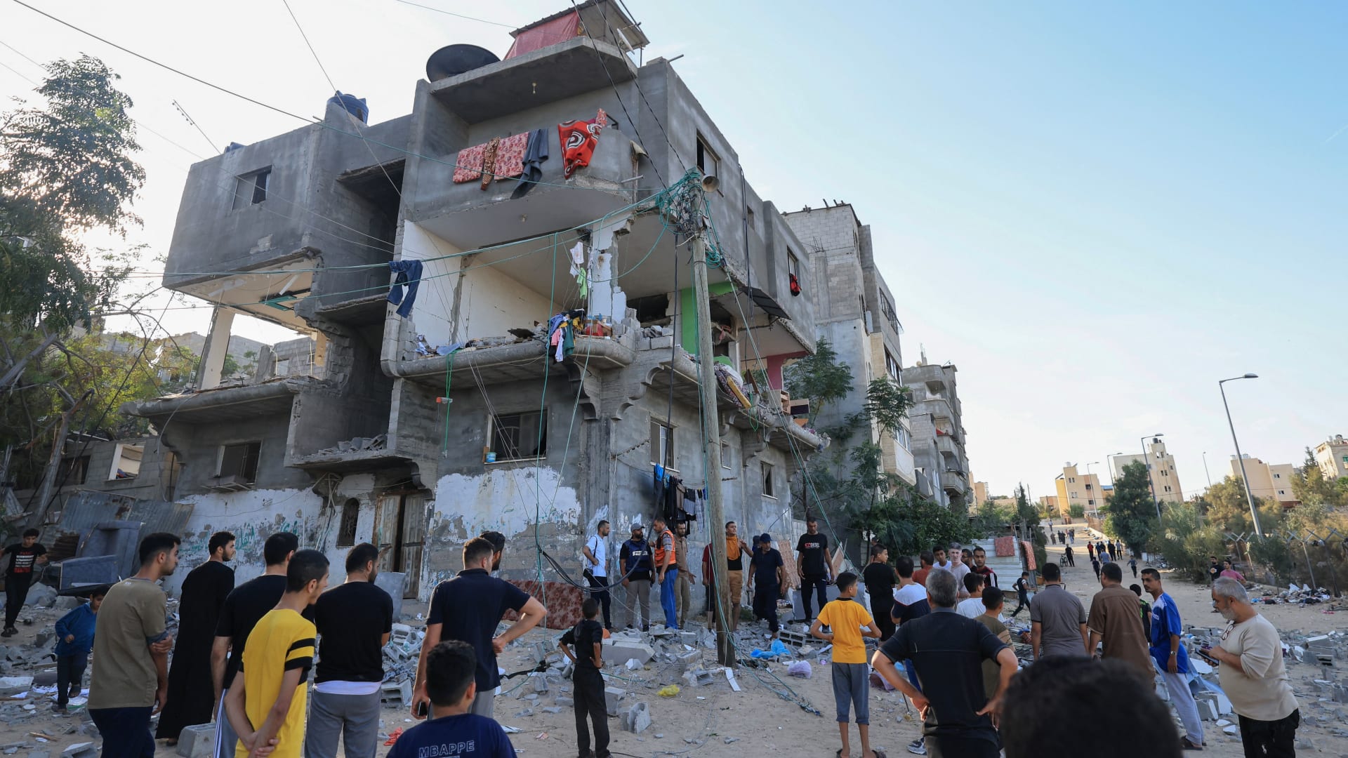 إسرائيل تكثف هجماتها.. قتلى ودمار في غزة وتحذيرات من اتساع الصراع