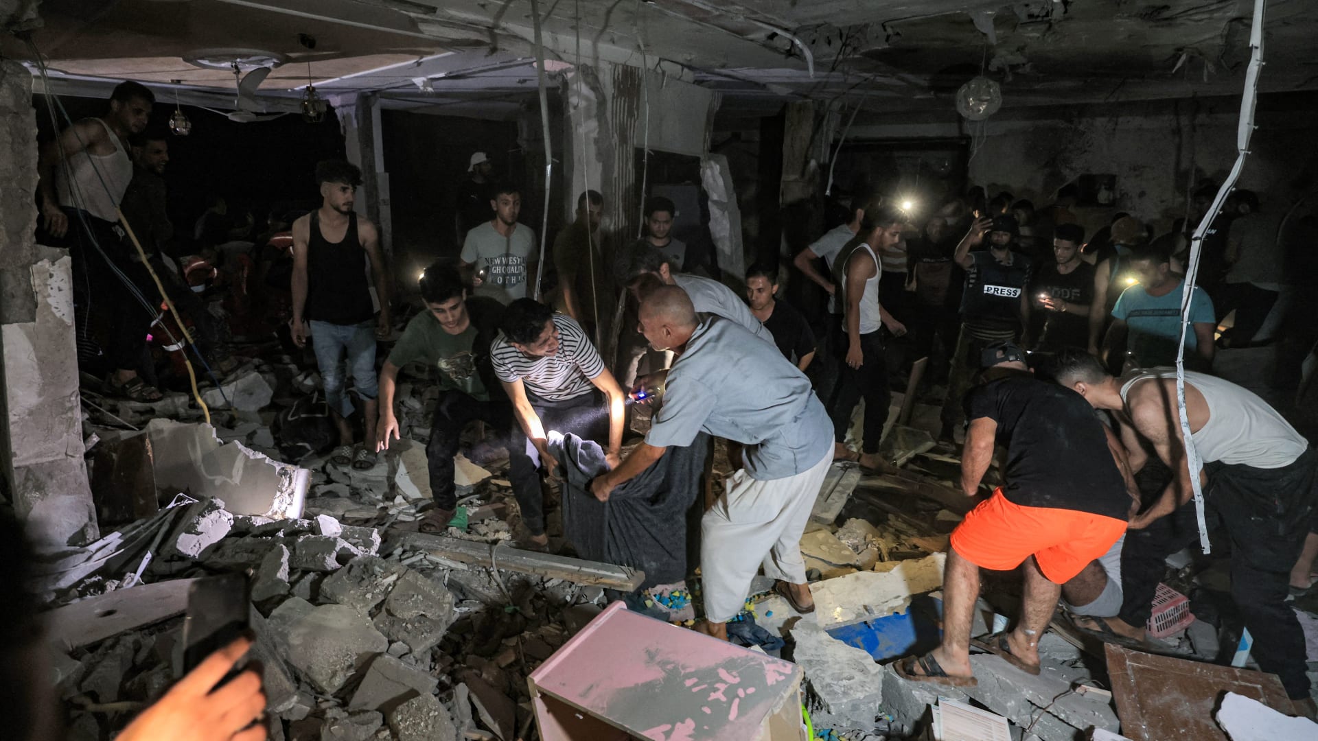 فيديو درامي يظهر سقوط وابل من الغارات الكثيفة على غزة أثناء بث مباشر لمراسل CNN
