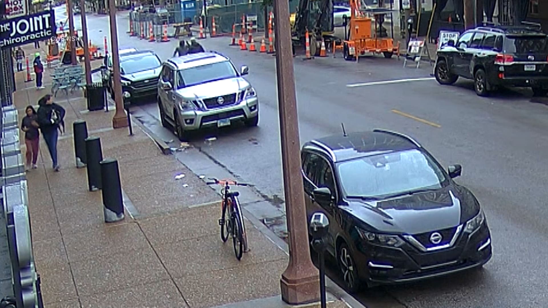 كاميرا مراقبة ترصد رجلًا يحاول خطف طفل من حضن والدته في وضح النهار - CNN Arabic