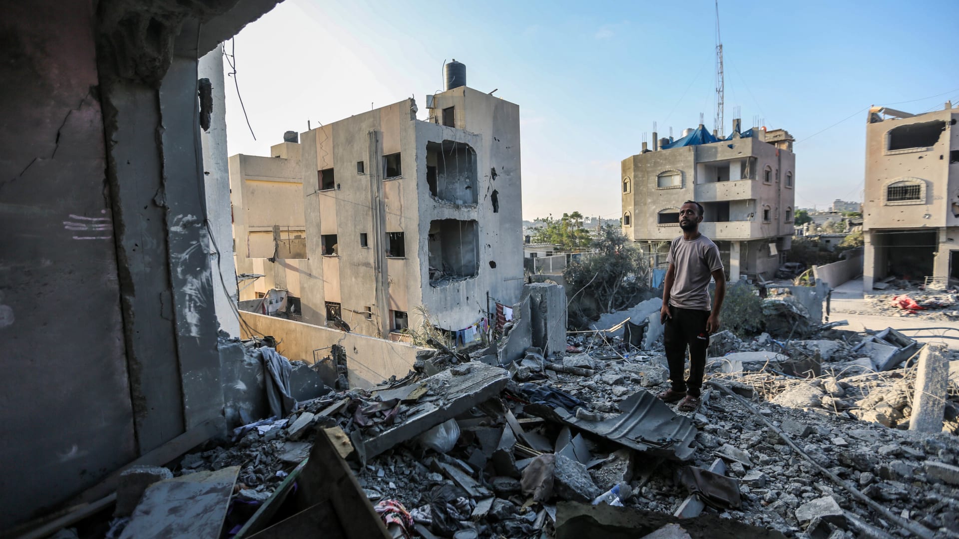 وسط الحرب الطاحنة في غزة.. شاهد كيف يدفع المدنيون الثمن