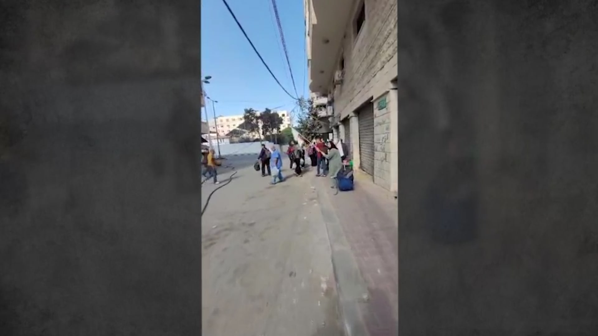 رجل يصور رحلة عائلته بعد إجبارهم على مغادرة مدينة غزة - CNN Arabic