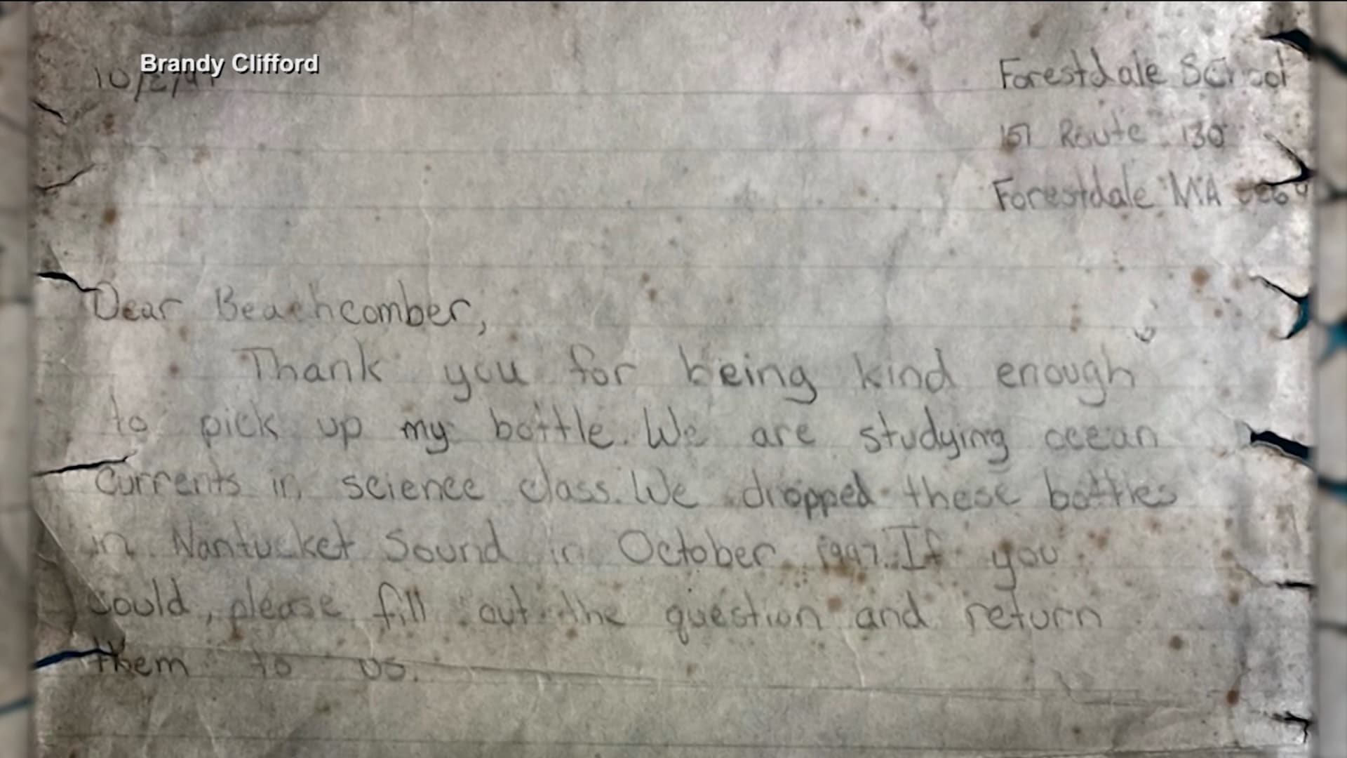 صيّاد يعثر على رسالة داخل زجاجة كتبها طالب أمريكي قبل 25 سنة.. شاهد كيف ردّ عليها
