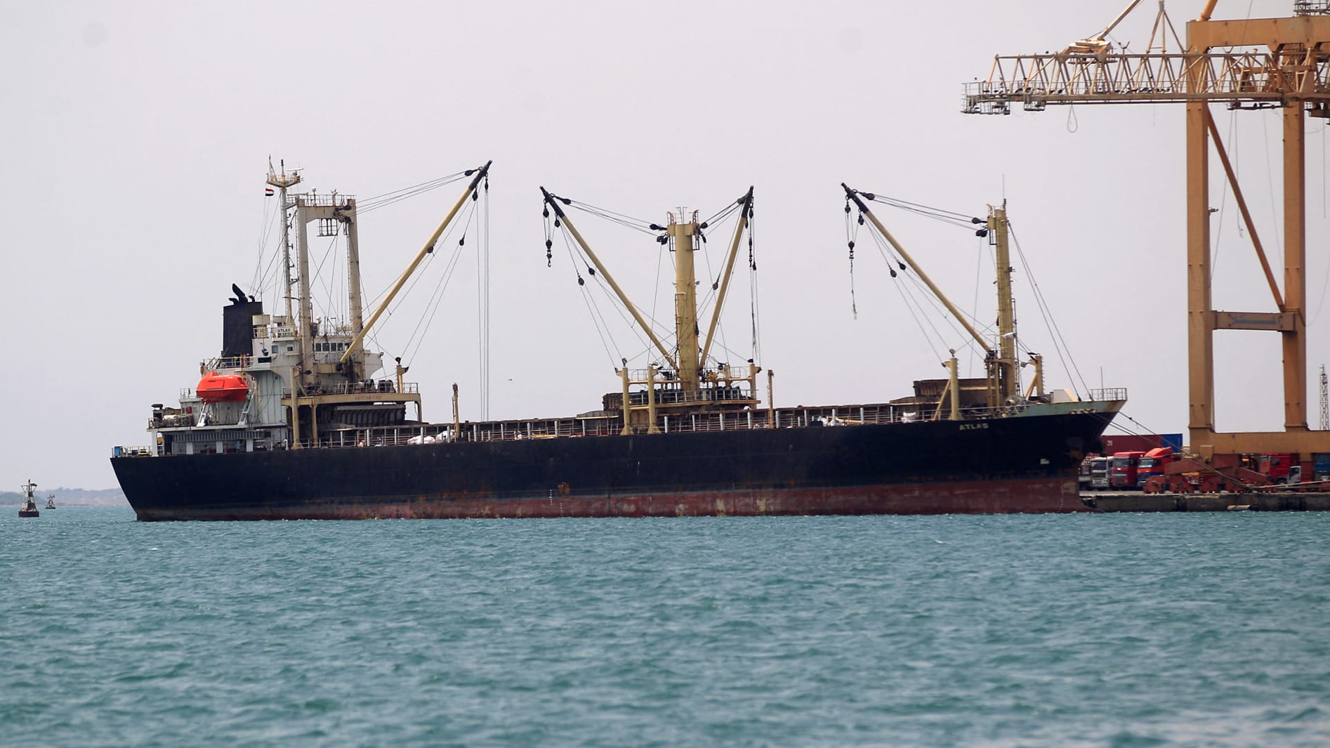 تفاصيل استيلاء الحوثيين على سفينة في البحر الأحمر ردا على حرب إسرائيل في غزة