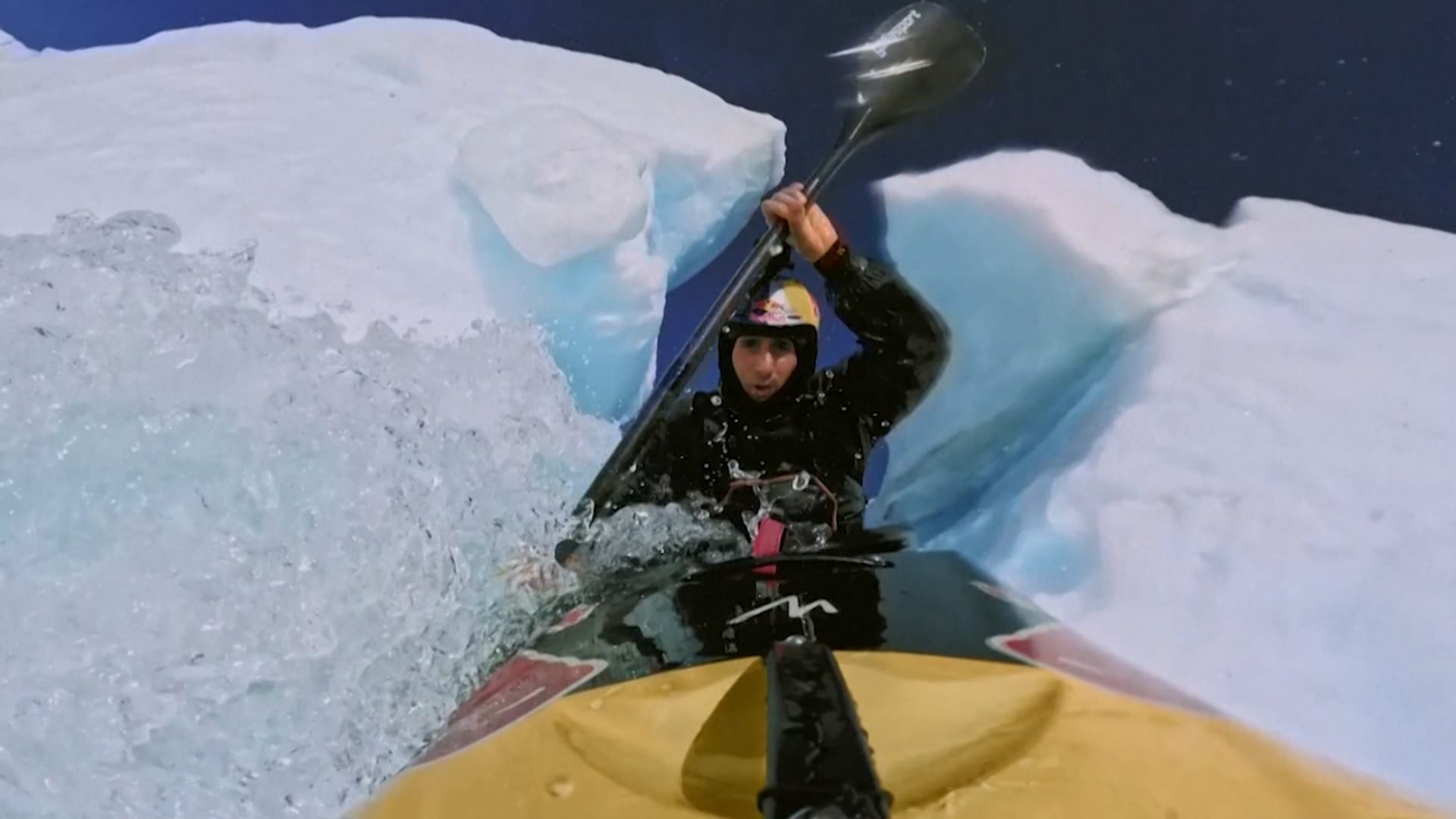 شاهد كيف نزل مغامر من فوق منحدر شاهق بعد أن أبحر في شلال جليدي