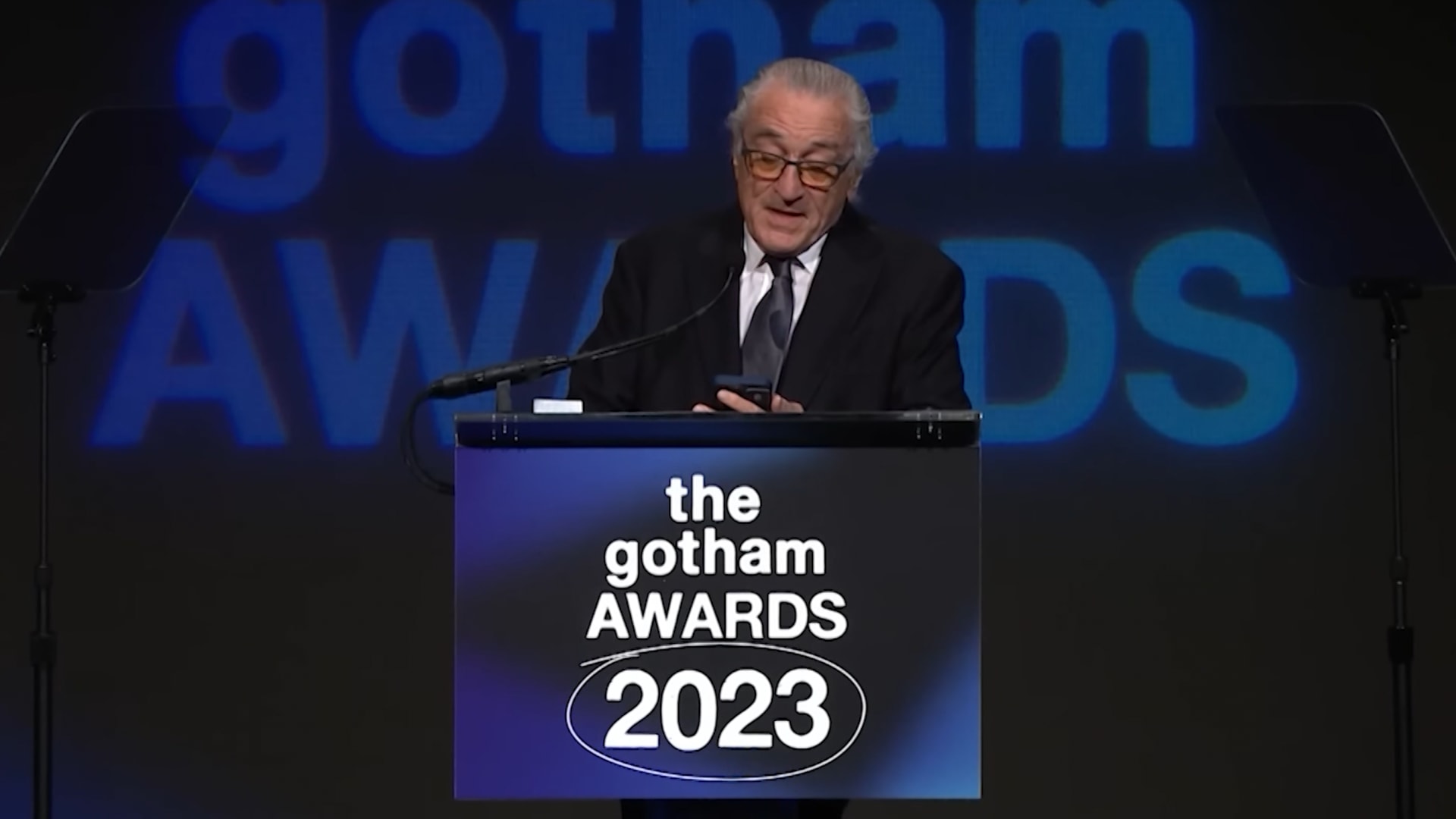 شاهد رد فعل الممثل روبرت دي نيرو عندما علم بحذف جزء من خطابه في حفل جوائز "غوثام"