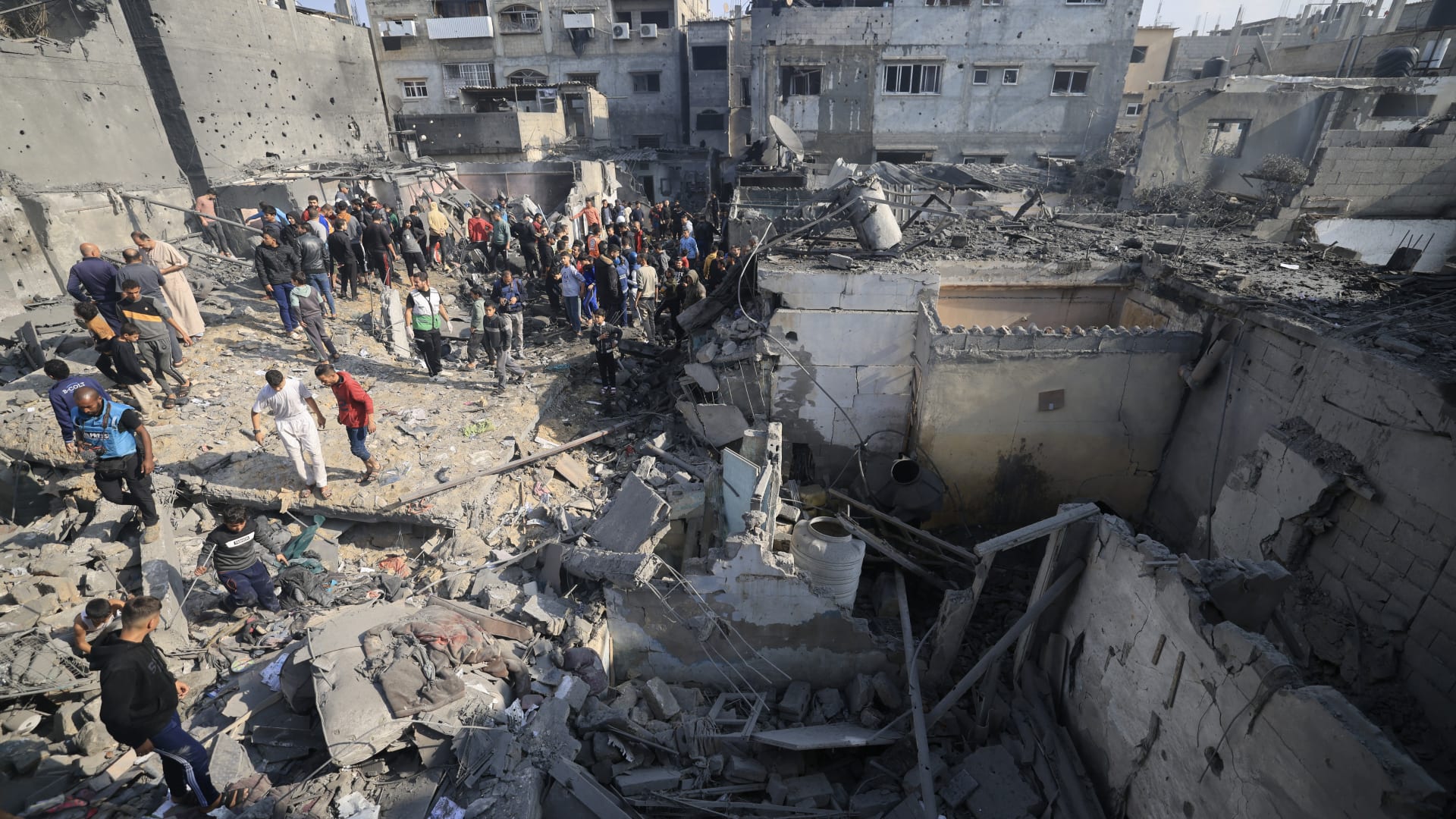 جثث تُجمع من الشوارع على عربات تجرها الحمير.. الهدنة تكشف حجم الدمار في غزة