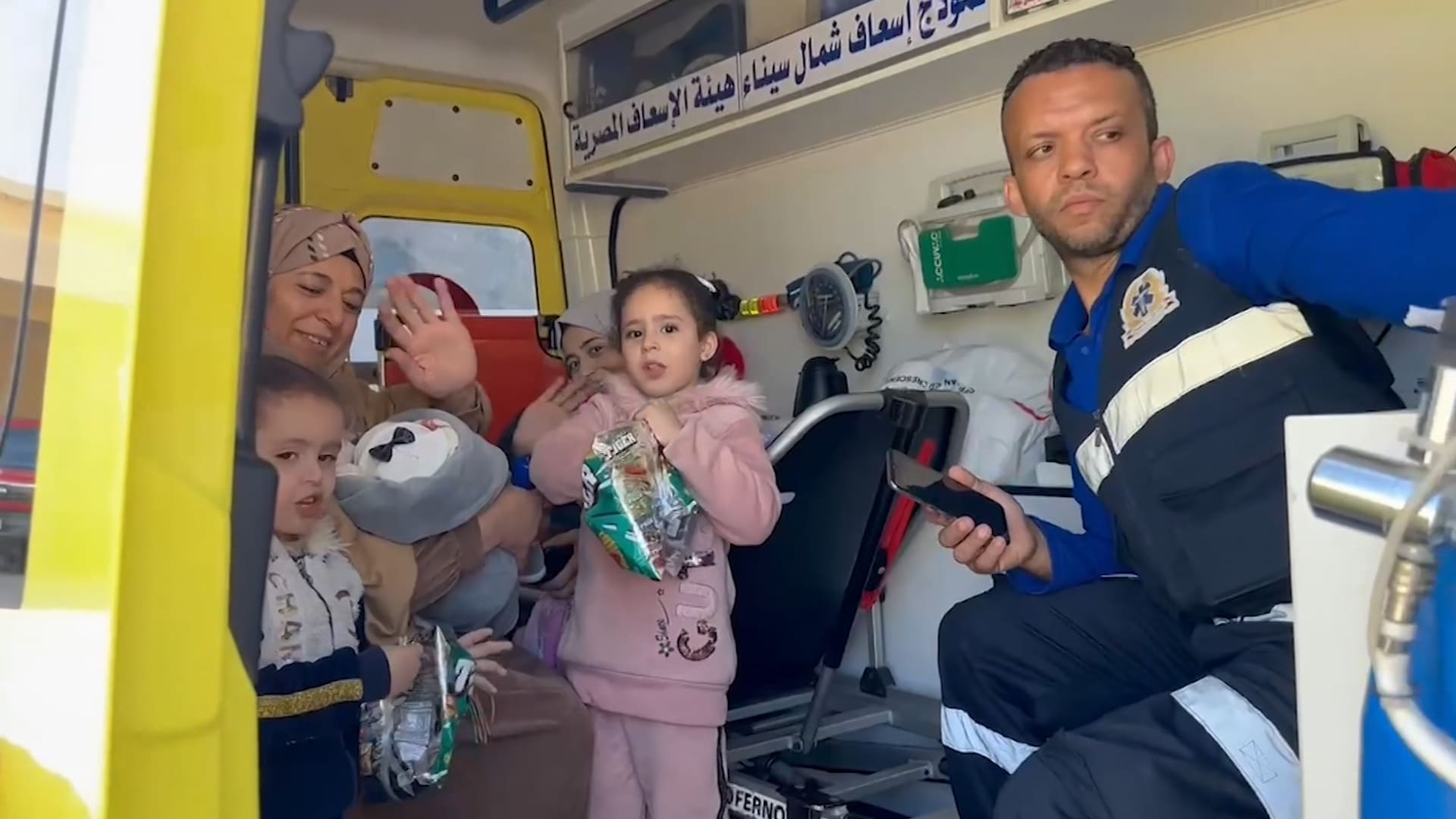 أحدهم طفل لا يعلم بعد أن والداه قتلا.. مراسل CNN يرصد قصص جرحى فلسطينيين