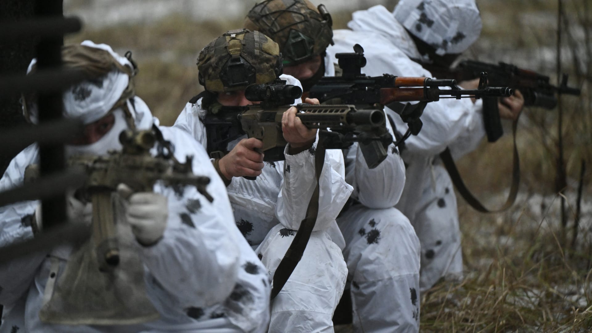 أوكرانيا تعلن التحقيق في مزاعم إعدام روسيا لاثنين من جنودها الأسرى 1 أوكرانيا تعلن التحقيق في مزاعم إعدام روسيا لاثنين من جنودها الأسرى