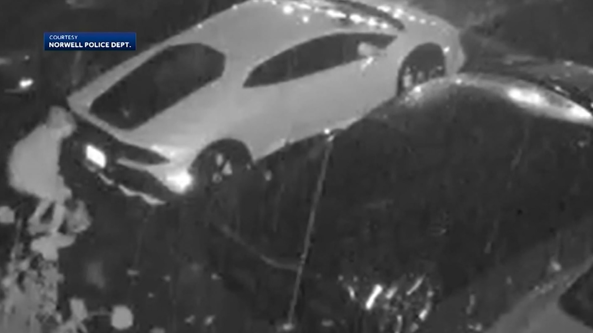 سرقة وثقتها كاميرا مراقبة.. شاهد كيف هرب لصوص بسيارتي لامبورغيني ليلًا 1 سرقة وثقتها كاميرا مراقبة.. شاهد كيف هرب لصوص بسيارتي لامبورغيني ليلًا