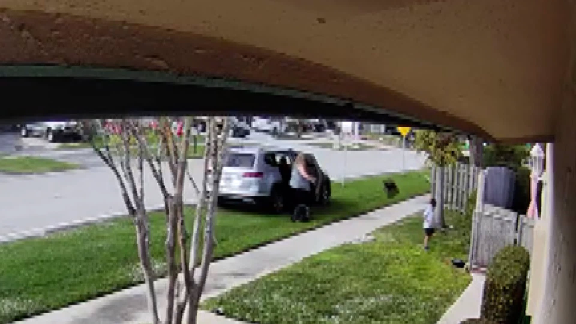 جرته وضربته ثم صفعته.. أم تواجه تهمة إساءة معاملة طفلها بعد تعنيفه بالشارع 1 جرته وضربته ثم صفعته.. أم تواجه تهمة إساءة معاملة طفلها بعد تعنيفه بالشارع