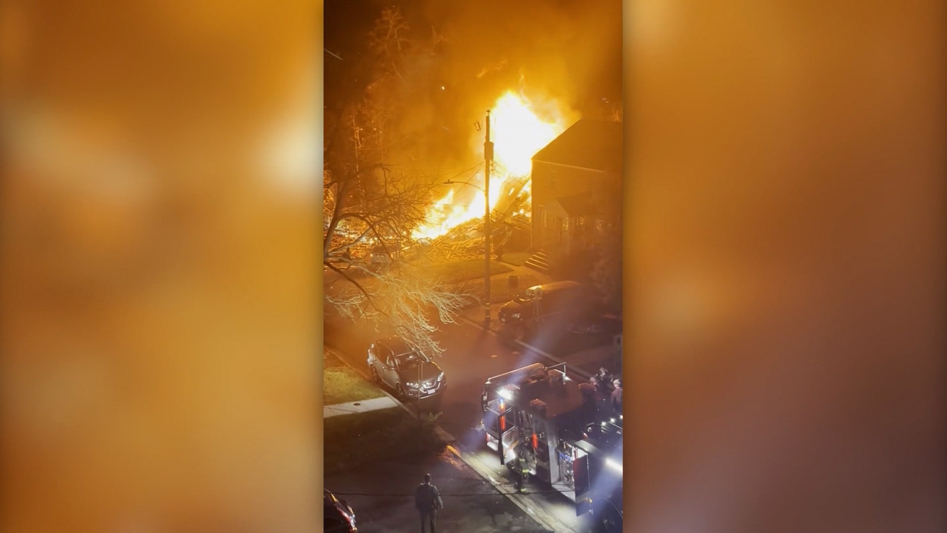 حادثة غامضة.. شرطة تطوق منزل مشتبه به وتحاول تفتيشه قبل انفجاره بشكل عنيف 1 حادثة غامضة.. شرطة تطوق منزل مشتبه به وتحاول تفتيشه قبل انفجاره بشكل عنيف