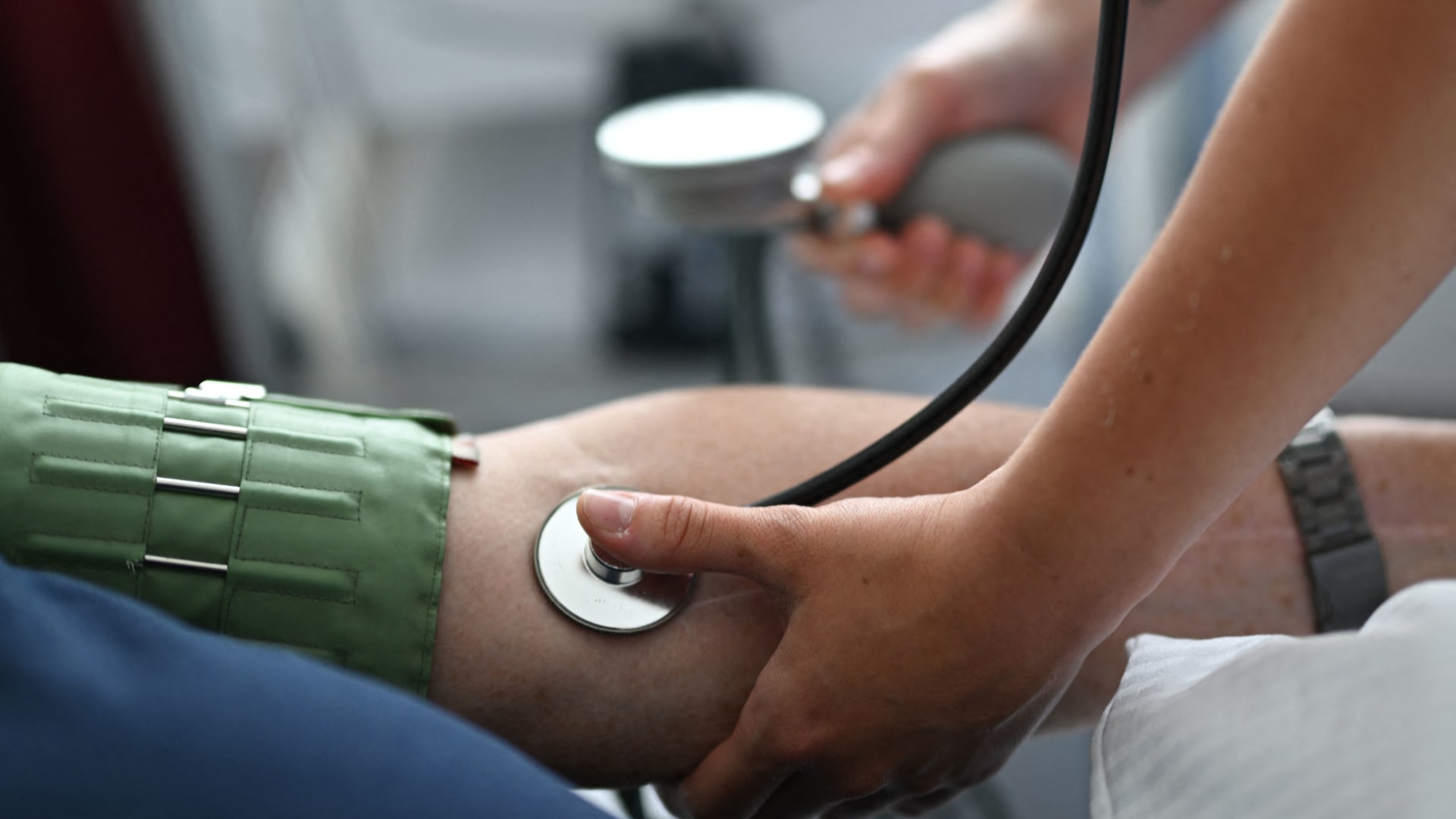 دراسة: هل ارتفاع ضغط الدم لدى أحد الزوجين يصيب الآخر؟