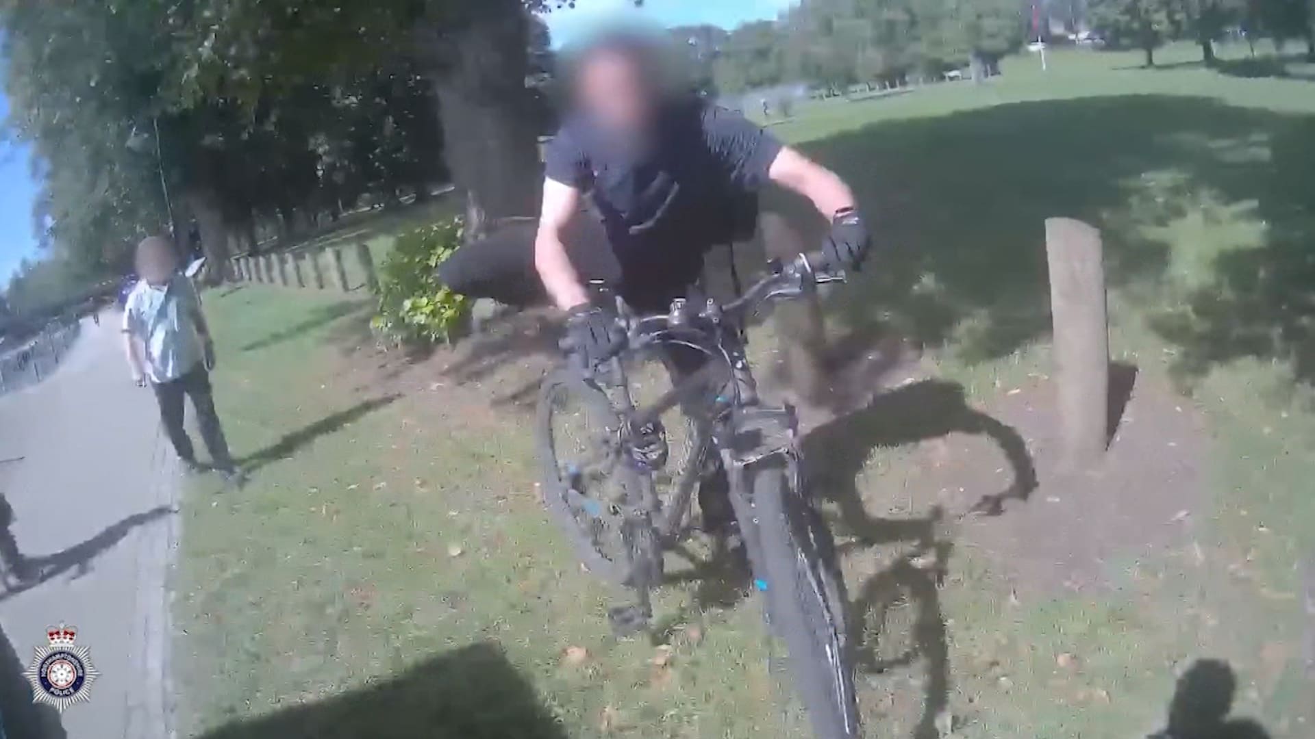 استعار دراجة أحد المارة.. كاميرا تظهر ما فعله شرطي للقبض على تاجر مخدرات