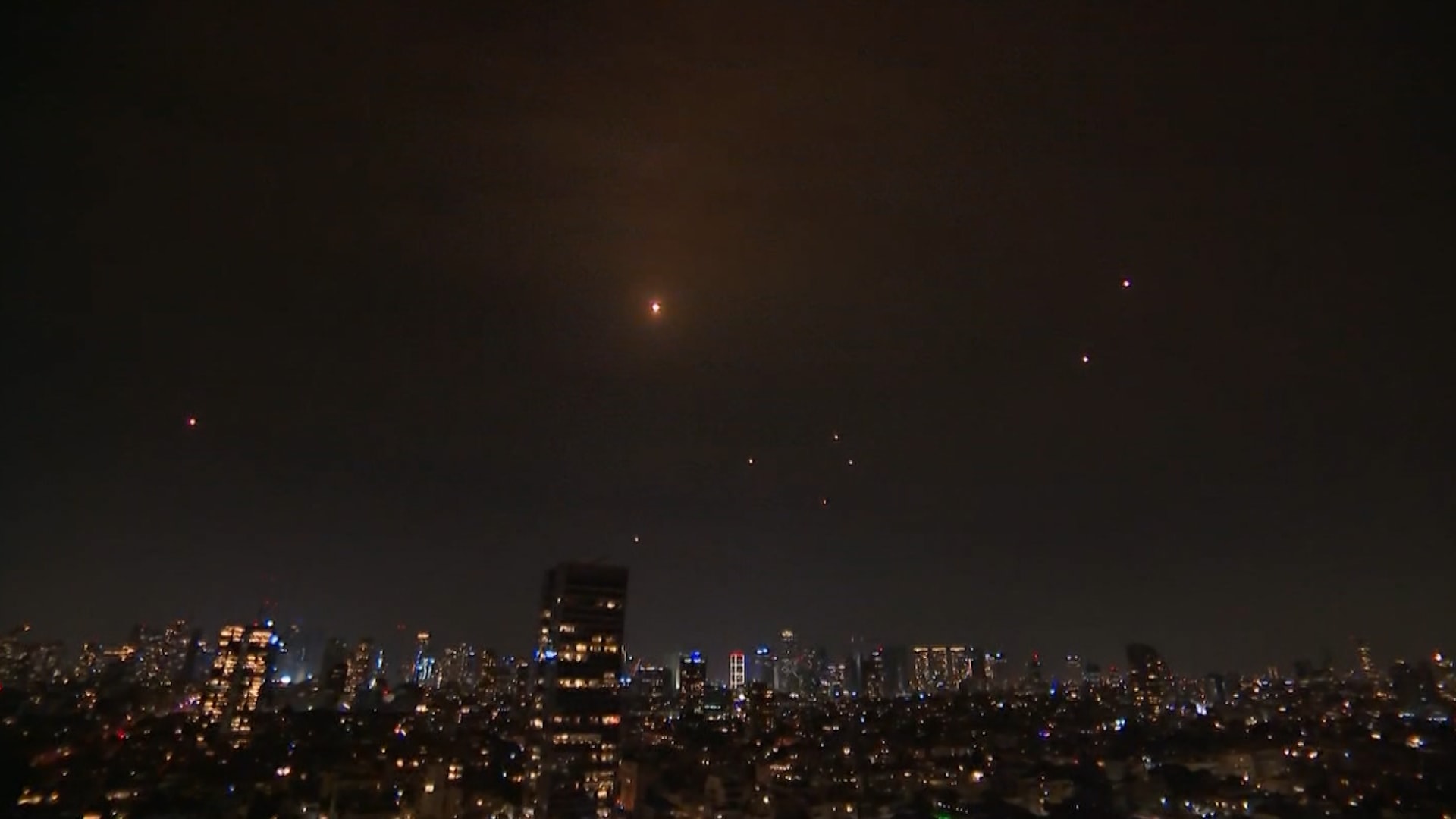 كاميرا CNN ترصد لحظة تعرض تل أبيب لوابل صواريخ