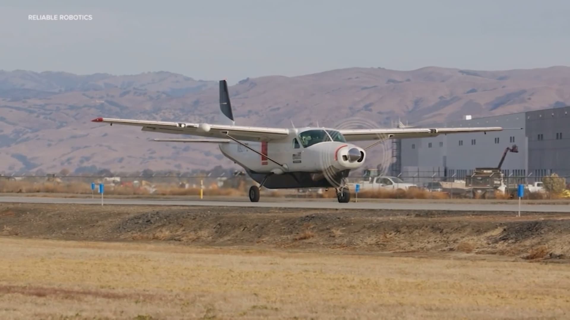 أول طائرة شحن يتم تشغيلها عن بعد تعود إلى قواعدها بنجاح.. كيف طارت من دون طيار؟