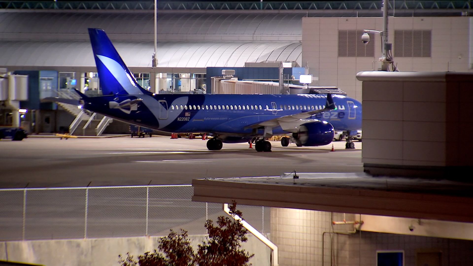 في أمريكا.. اتهام مسافر بتوجيه تهديد كاذب بوجود قنبلة على متن طائرة